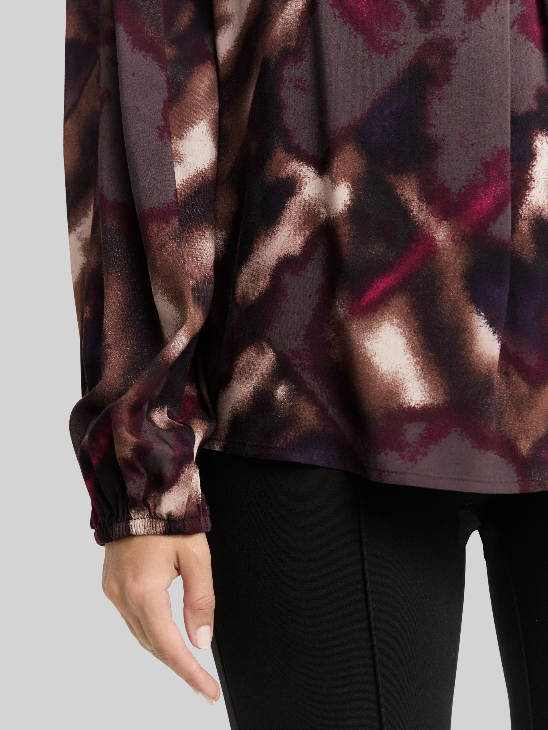 Bluse mit Muster - brown blurry argyle - Detail-Model-Ansicht