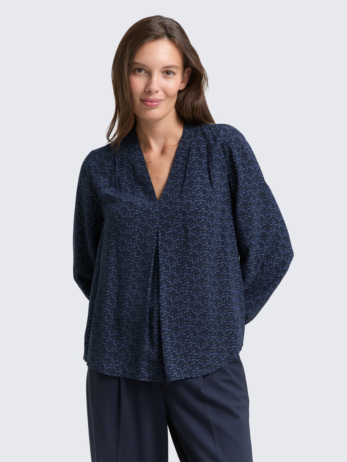 Bluse mit Muster - small blue wave print - Ausschnitt Model-Vorderansicht