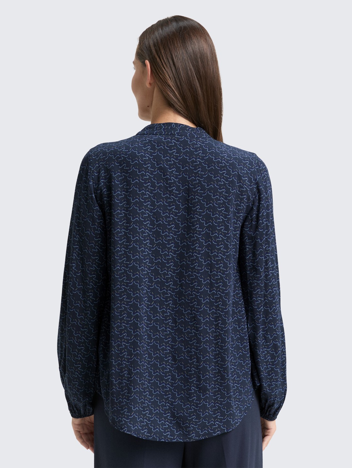 Bluse mit Muster - small blue wave print - Auschnitt Model-Rückansicht