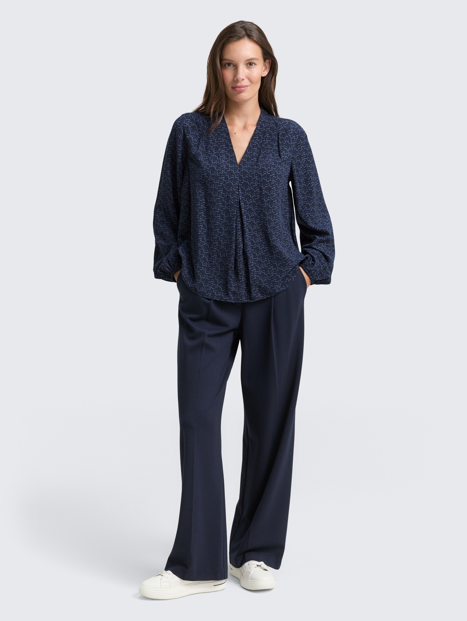Bluse mit Muster - small blue wave print - Model-Vorderansicht