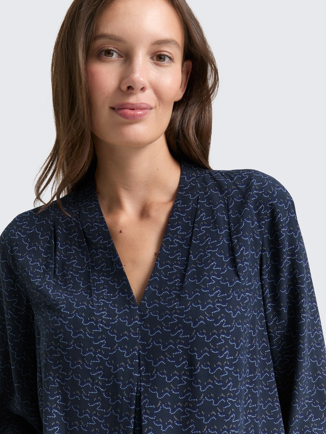 Bluse mit Muster - small blue wave print - Detail-Model-Ansicht