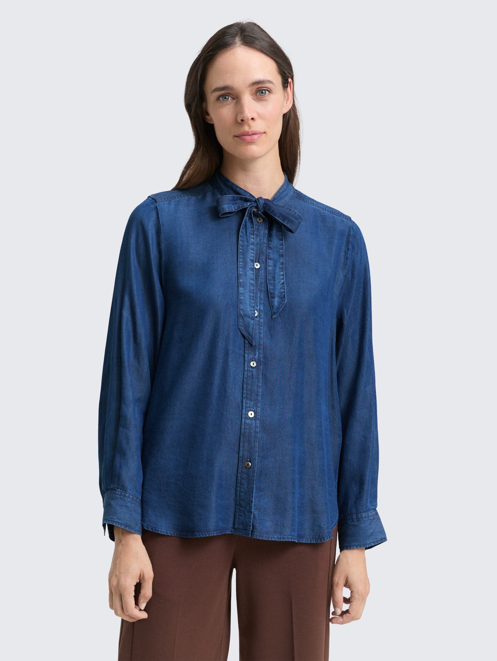 Bluse mit Schleifen-Detail - blue denim dark wash - Ausschnitt Model-Vorderansicht