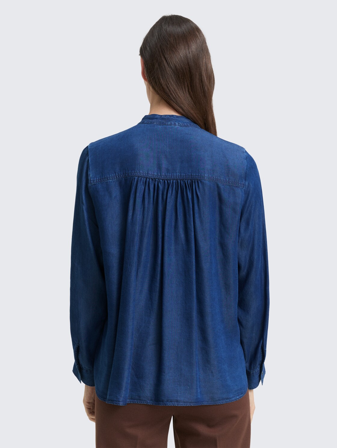 Bluse mit Schleifen-Detail - blue denim dark wash - Auschnitt Model-Rückansicht