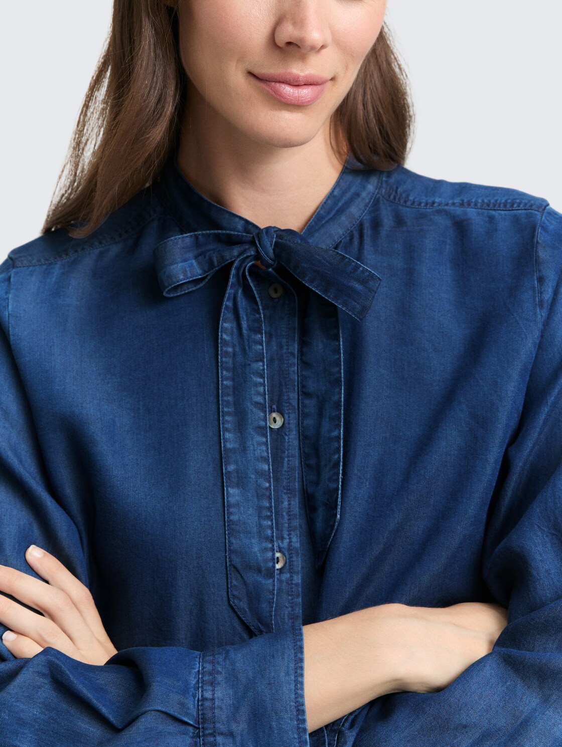 Bluse mit Schleifen-Detail - blue denim dark wash - Detail-Model-Ansicht