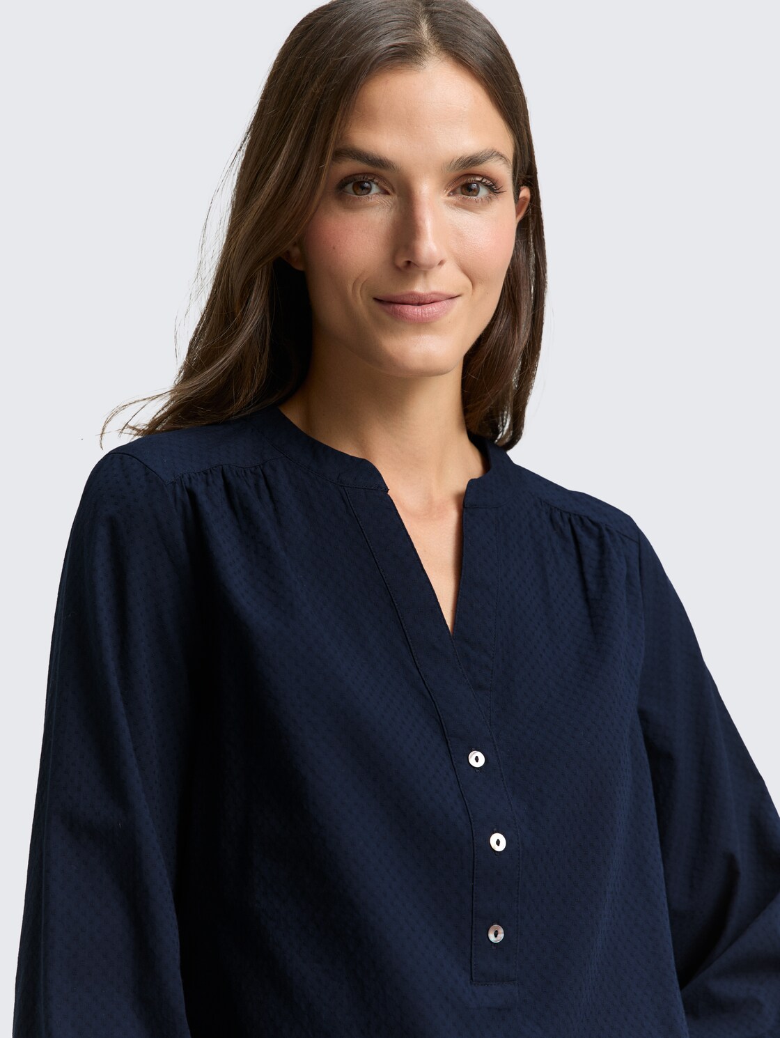 Bluse aus Baumwolle - sky captain blue - Detail-Model-Ansicht