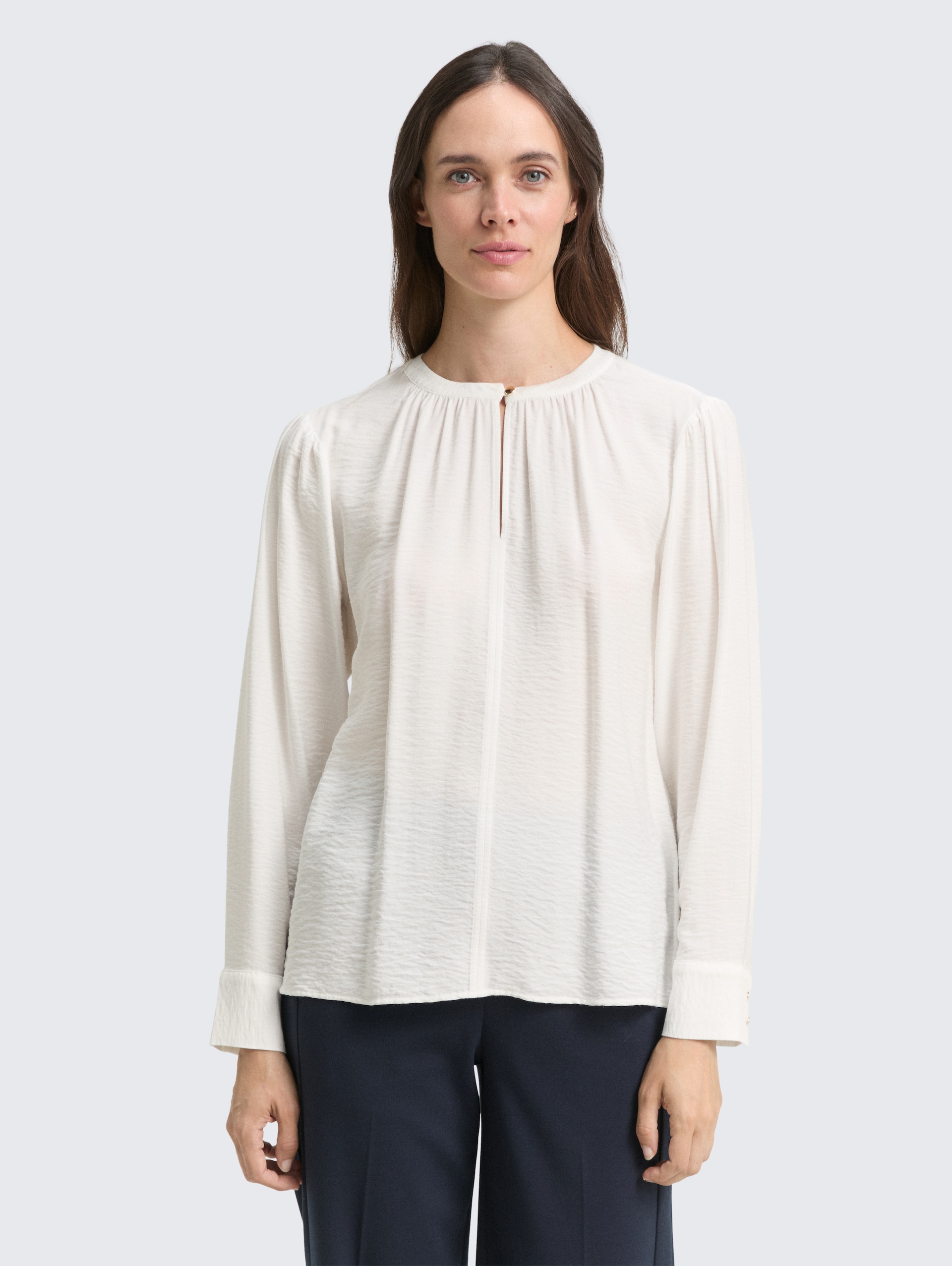Crinkle Bluse mit Raffungen - Whisper White - Ausschnitt Model-Vorderansicht