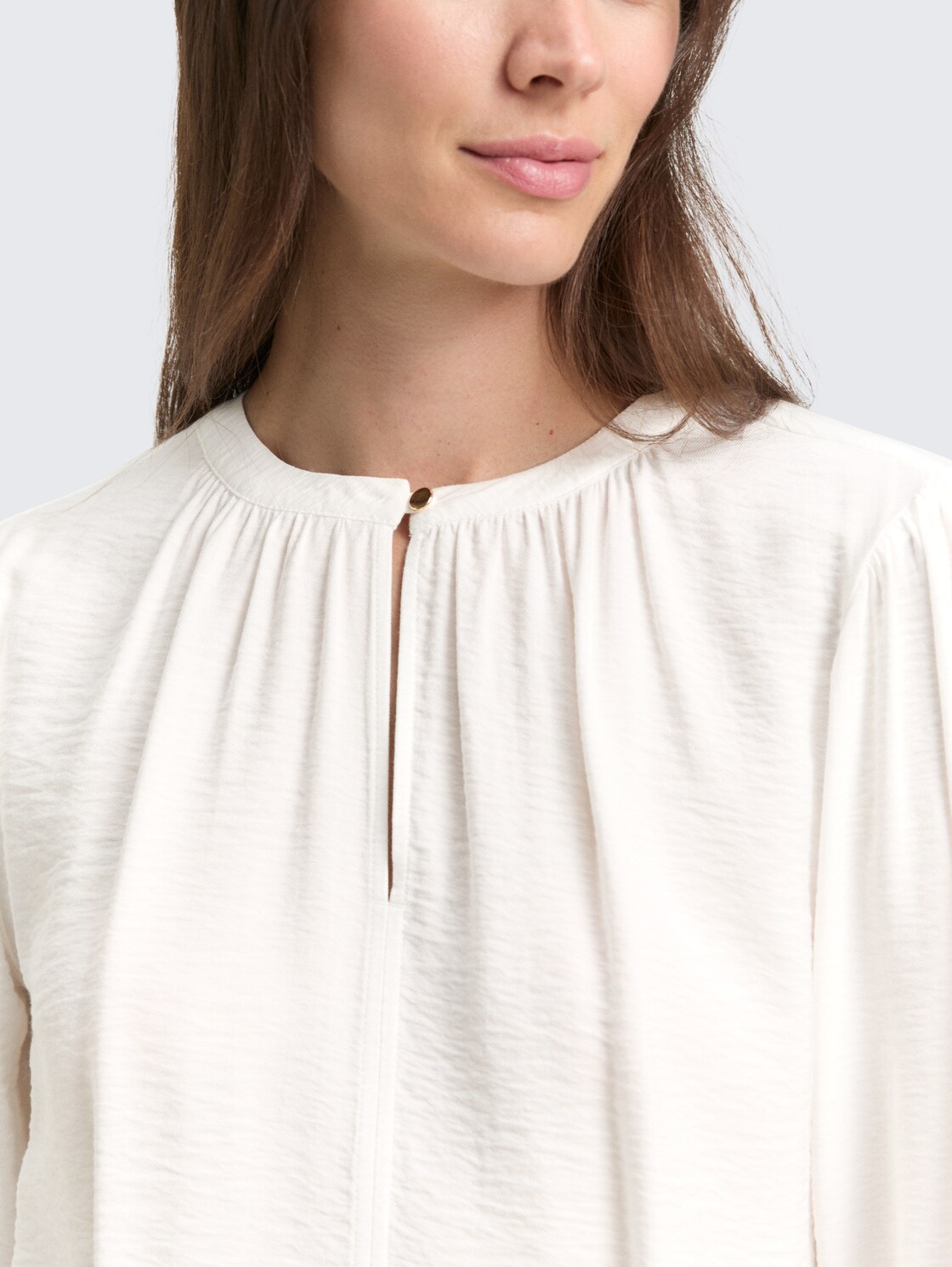 Crinkle Bluse mit Raffungen - Whisper White - Detail-Model-Ansicht