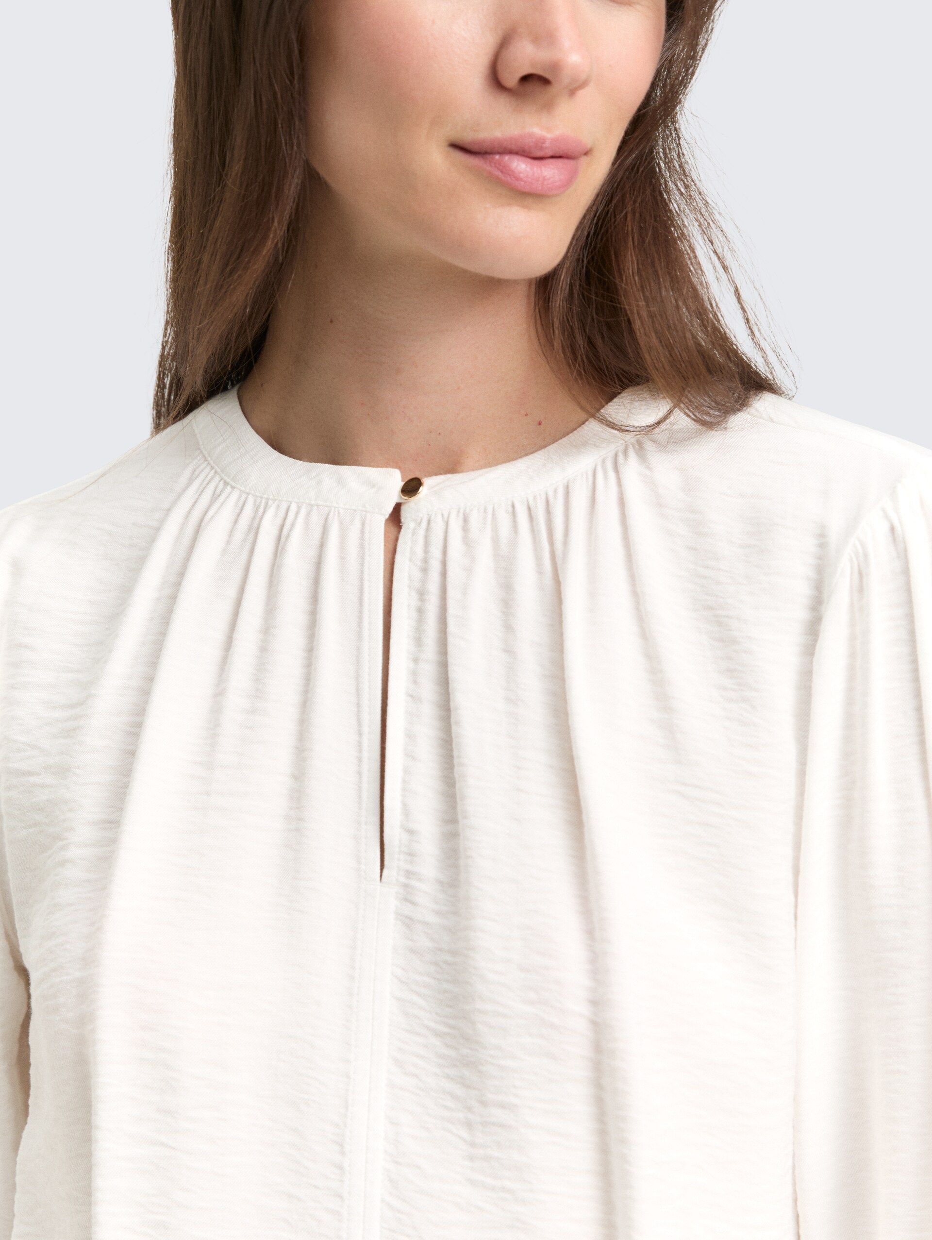Crinkle Bluse mit Raffungen - Whisper White - Detail-Model-Ansicht