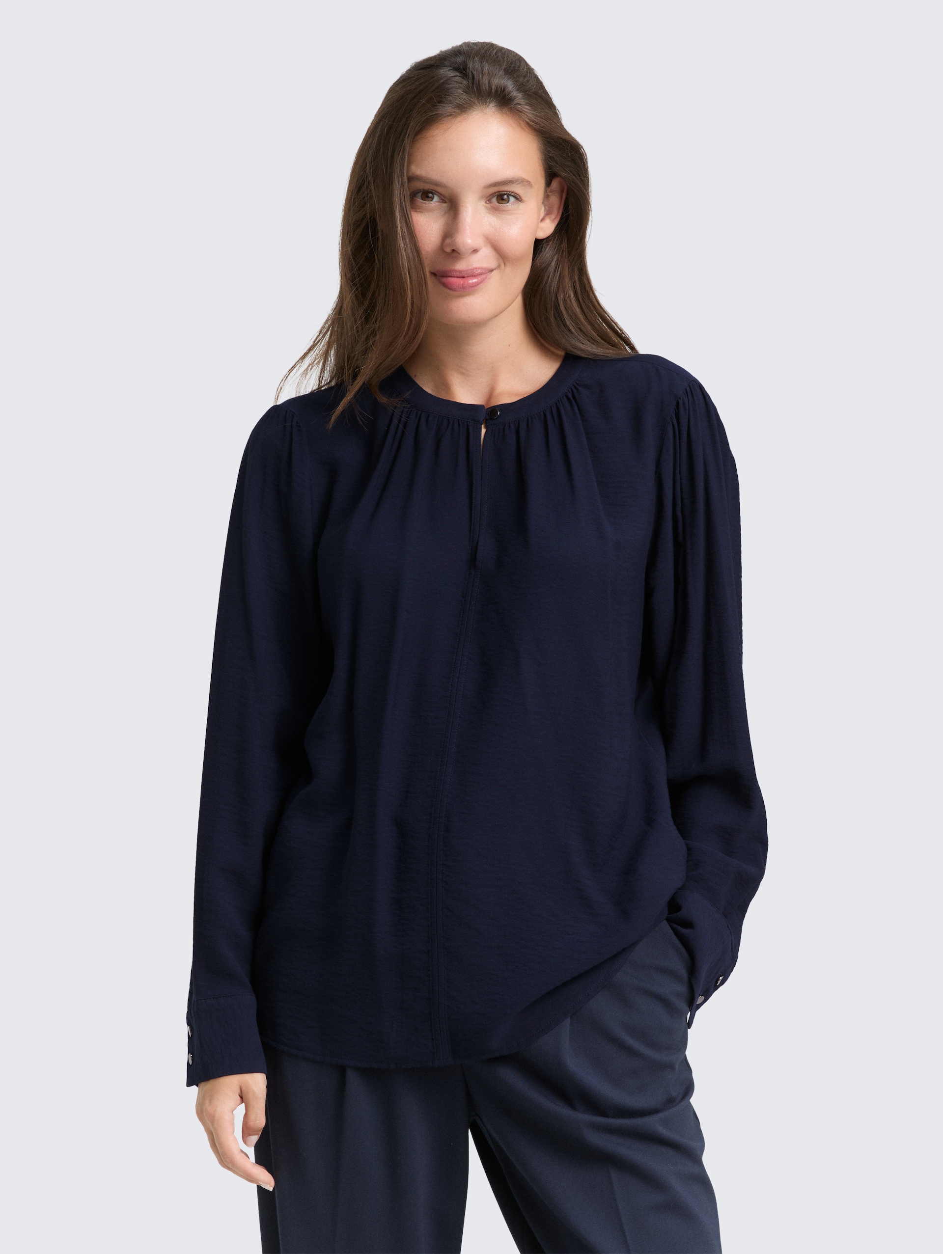 Crinkle Bluse mit Raffungen - sky captain blue - Ausschnitt Model-Vorderansicht