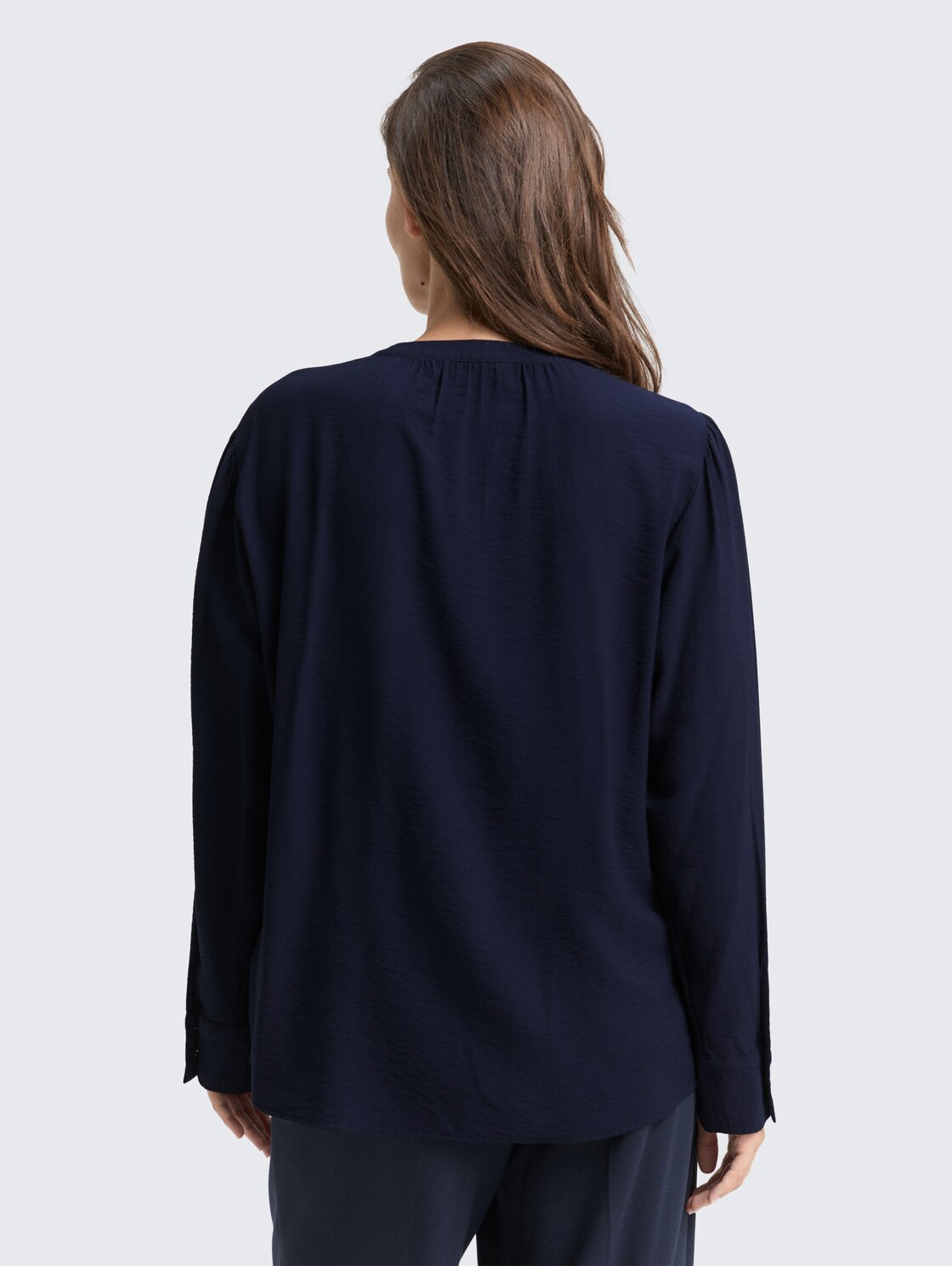 Crinkle Bluse mit Raffungen - sky captain blue - Auschnitt Model-Rückansicht