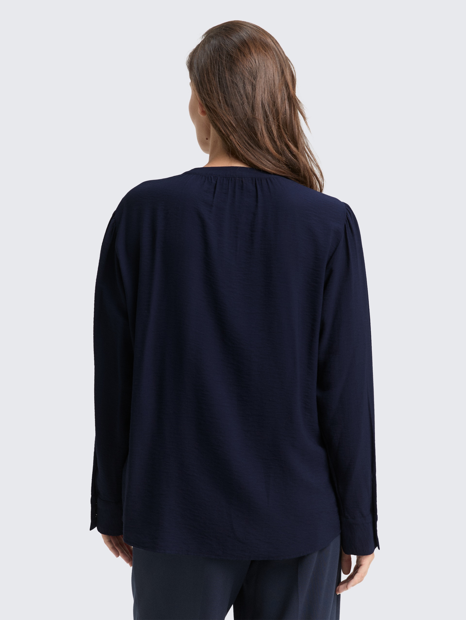 Crinkle Bluse mit Raffungen - sky captain blue - Auschnitt Model-Rückansicht