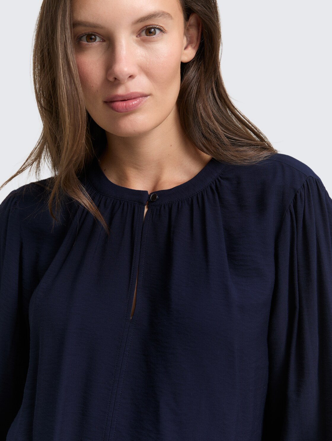 Crinkle Bluse mit Raffungen - sky captain blue - Detail-Model-Ansicht