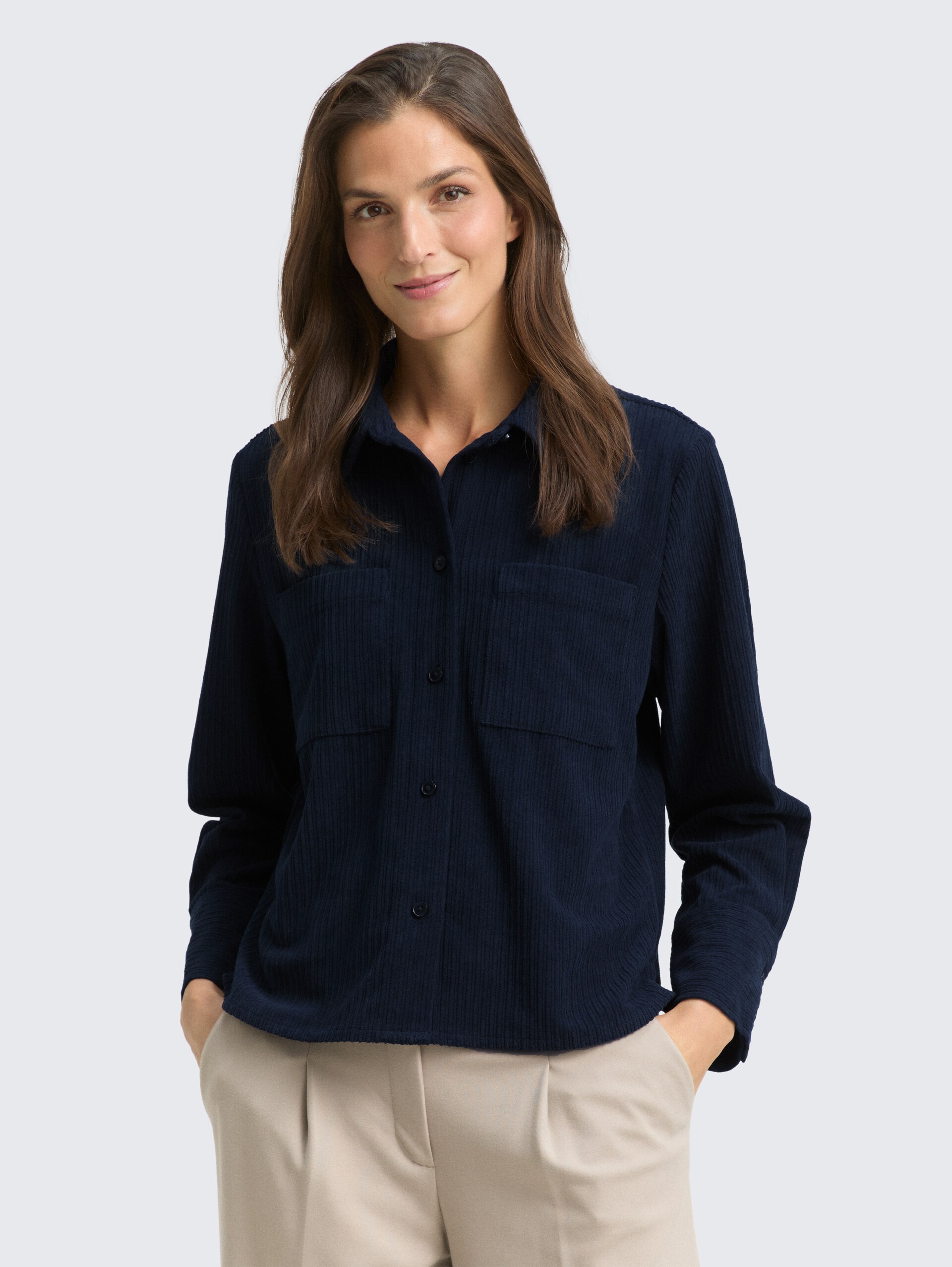 Loose Fit Cordbluse - sky captain blue - Ausschnitt Model-Vorderansicht