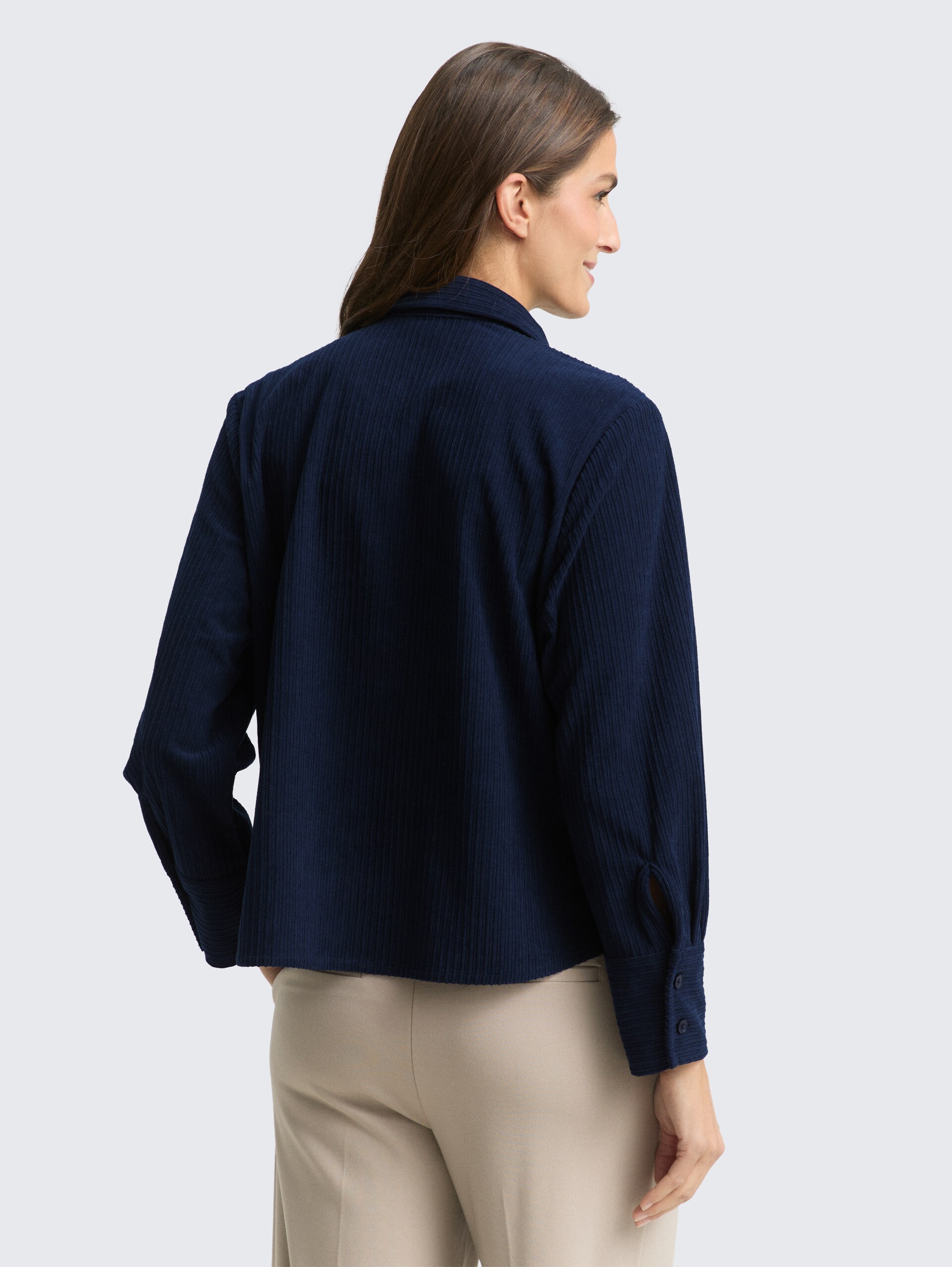 Loose Fit Cordbluse - sky captain blue - Auschnitt Model-Rückansicht
