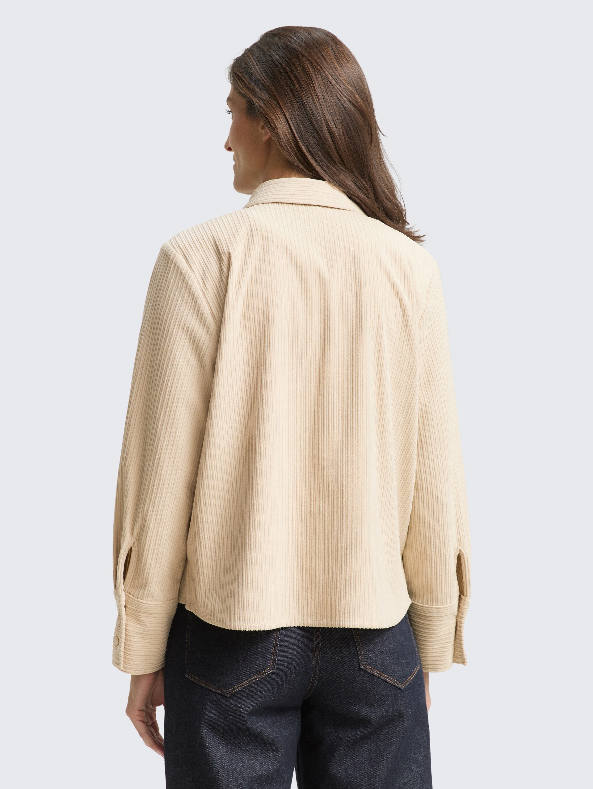 Loose Fit Cordbluse - sand stone beige - Auschnitt Model-Rückansicht