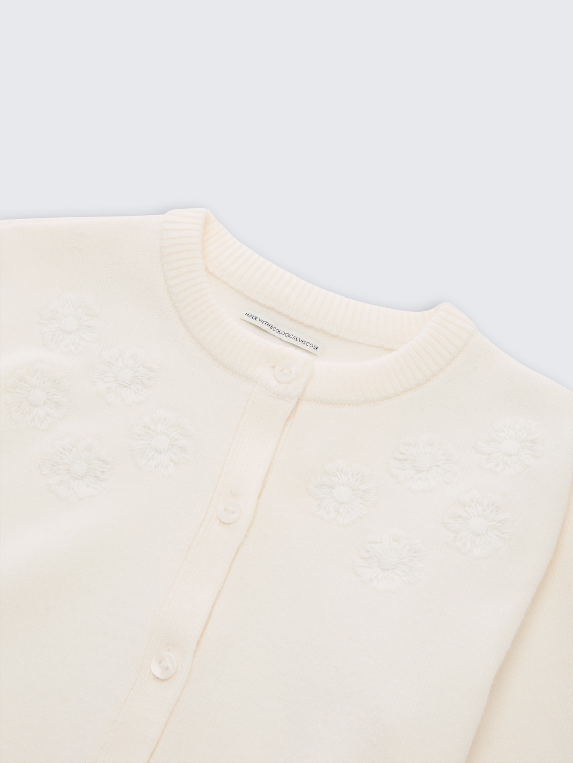 Cardigan mit Stickerei - Gardenia White - Detail-Model-Ansicht