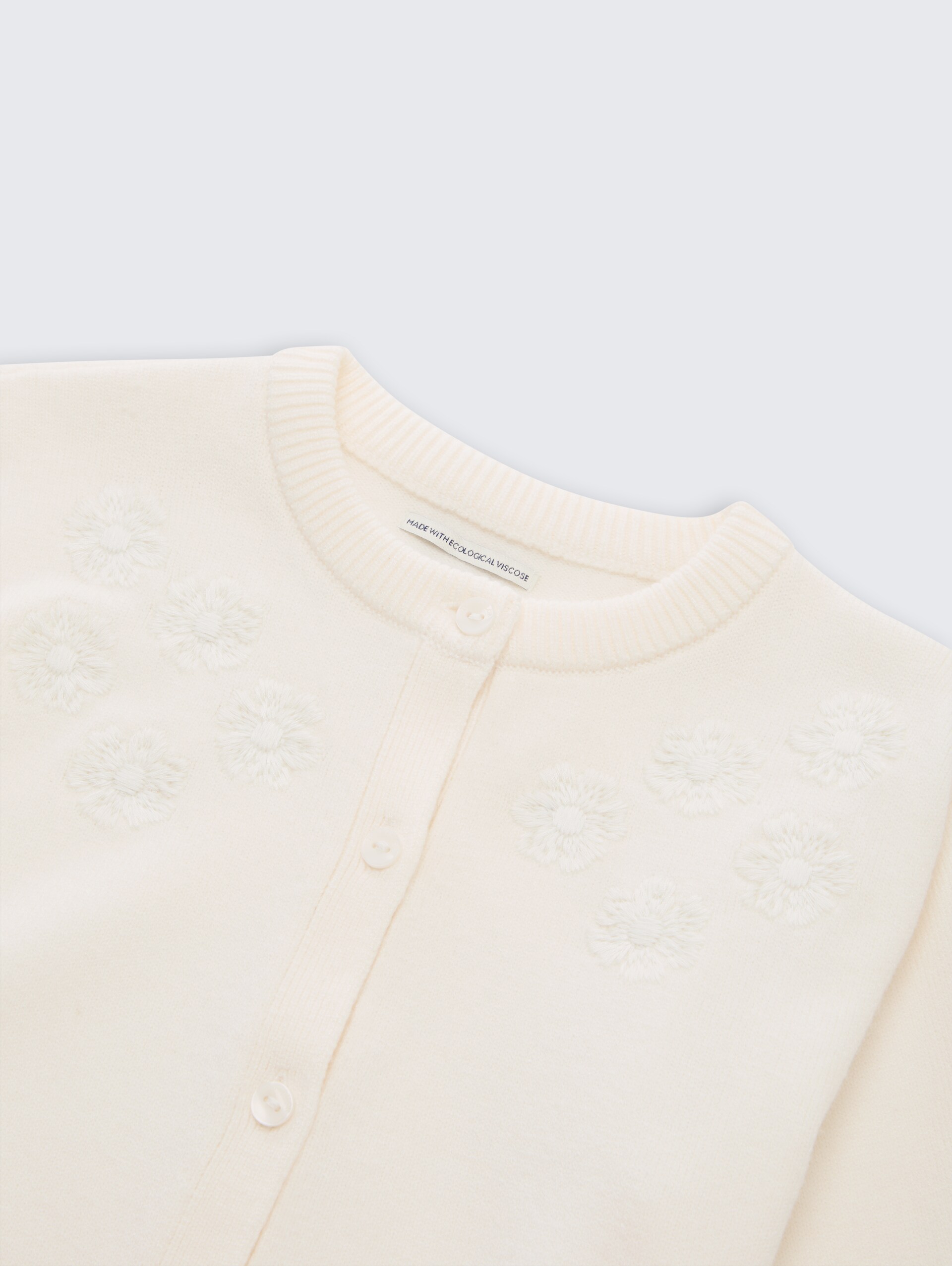 Cardigan mit Stickerei - Gardenia White - Detail-Model-Ansicht