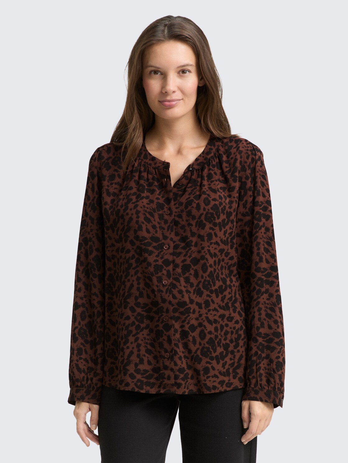 Bluse mit Leo-Print - brown black small leo print - Ausschnitt Model-Vorderansicht