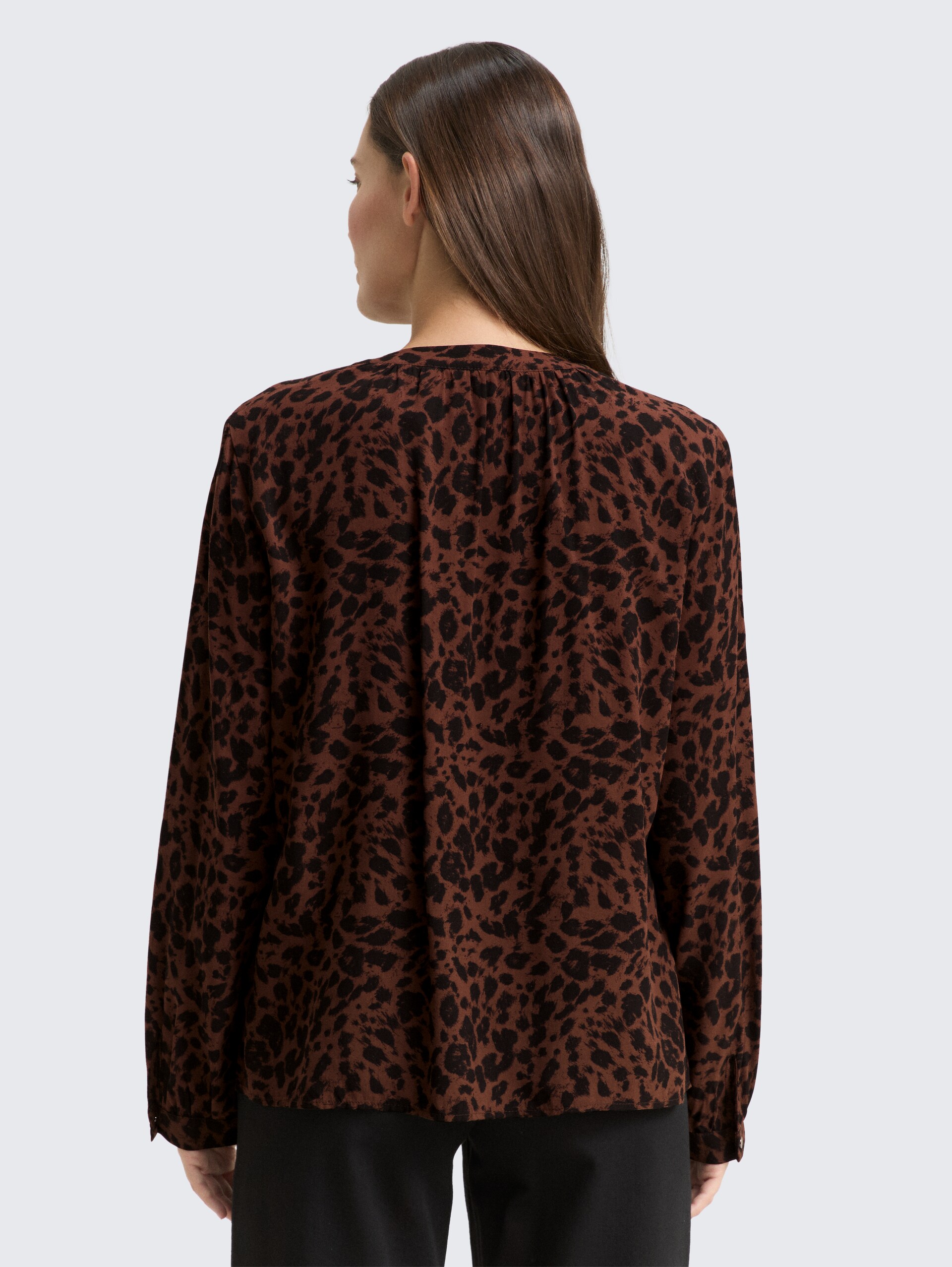 Bluse mit Leo-Print - brown black small leo print - Auschnitt Model-Rückansicht