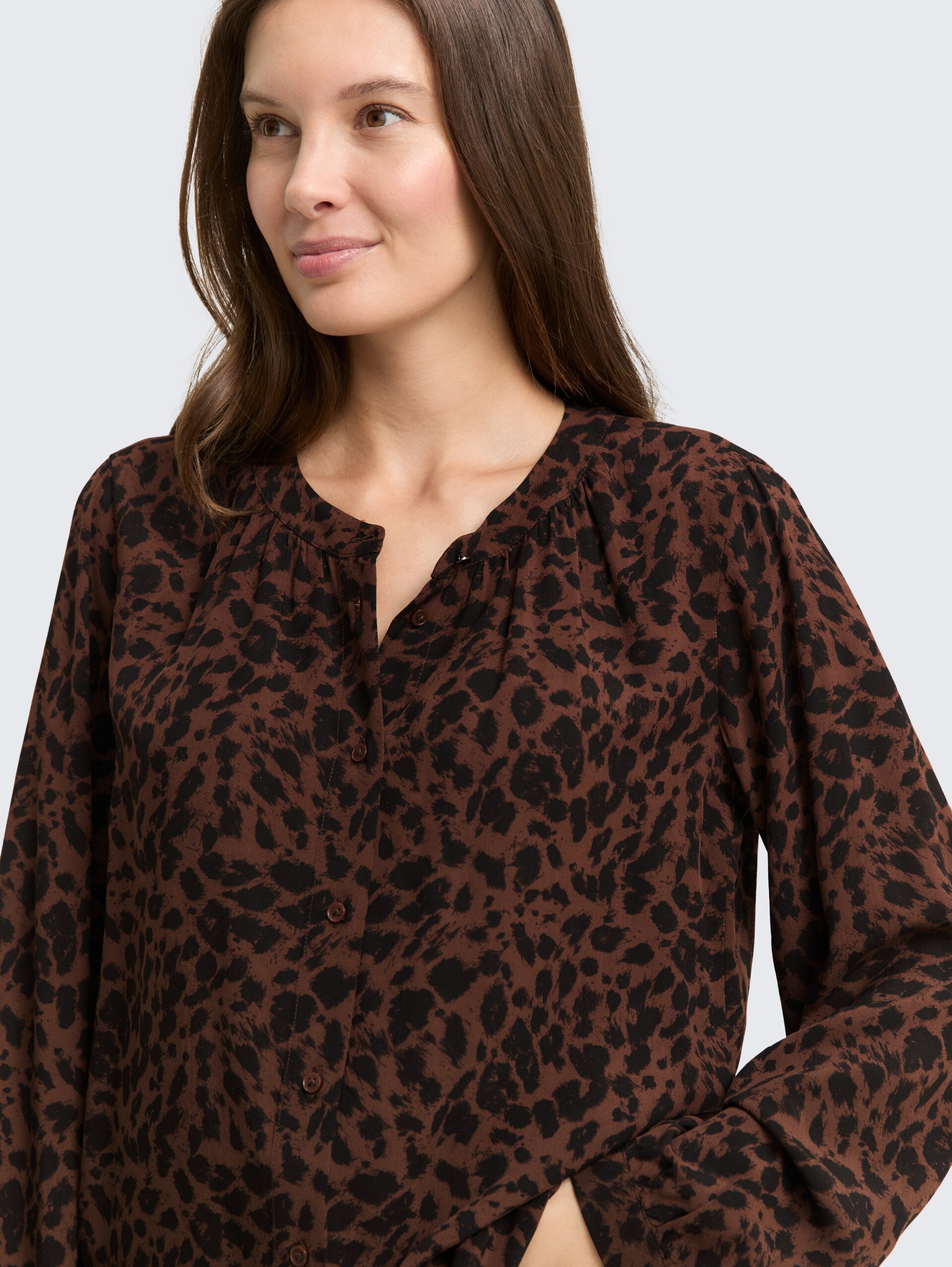 Bluse mit Leo-Print - brown black small leo print - Detail-Model-Ansicht