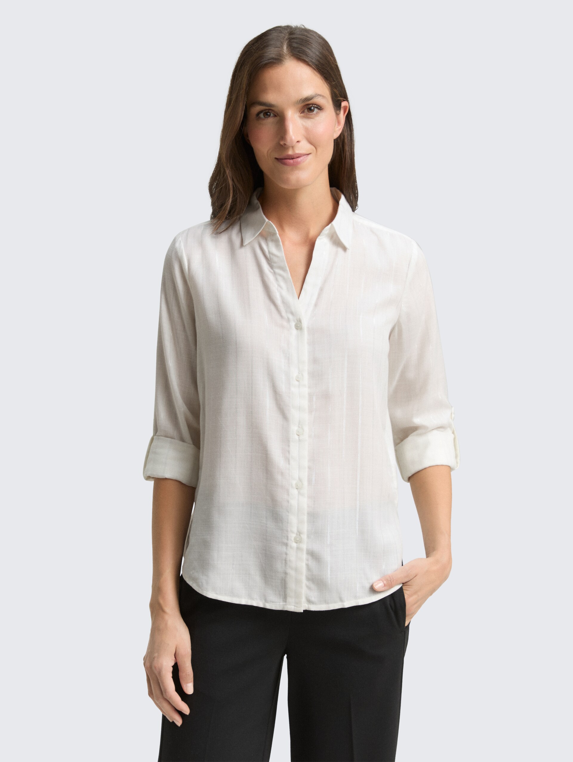 Bluse mit Streifen in Glitzer-Optik - white pinstripe with lurex - Ausschnitt Model-Vorderansicht