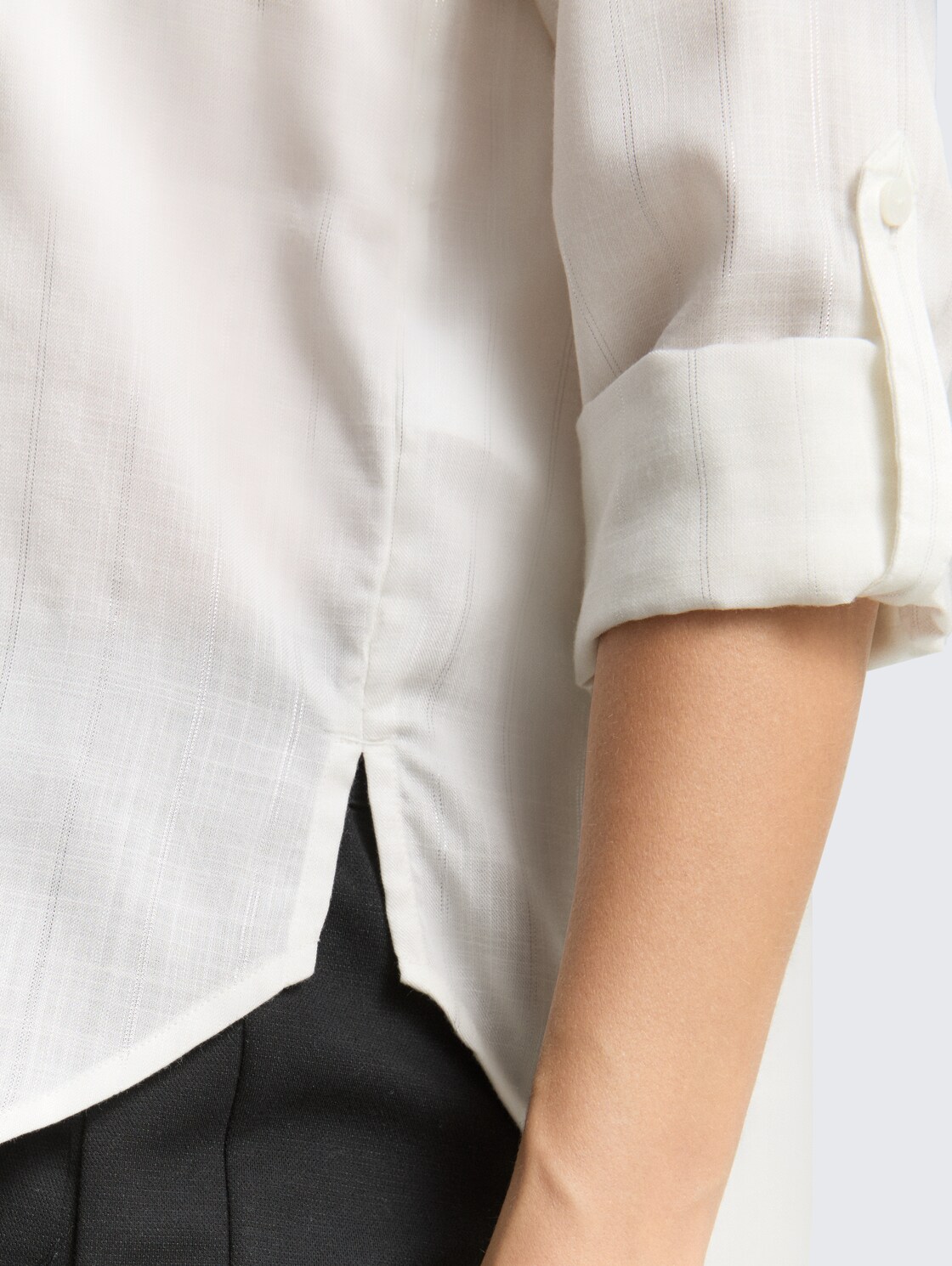 Bluse mit Streifen in Glitzer-Optik - white pinstripe with lurex - Detail-Model-Ansicht