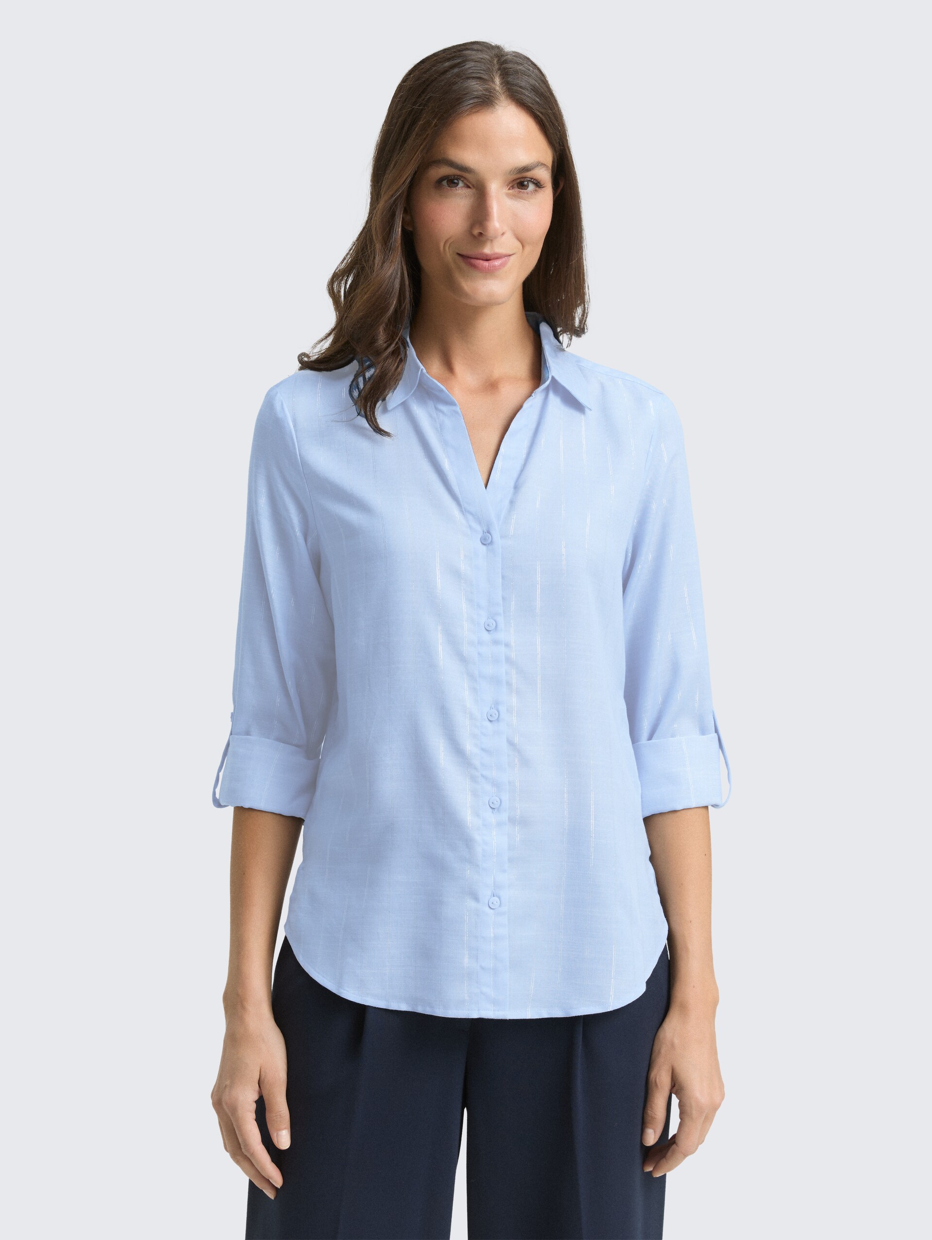 Bluse mit Streifen in Glitzer-Optik - blue pinstripe with lurex - Ausschnitt Model-Vorderansicht