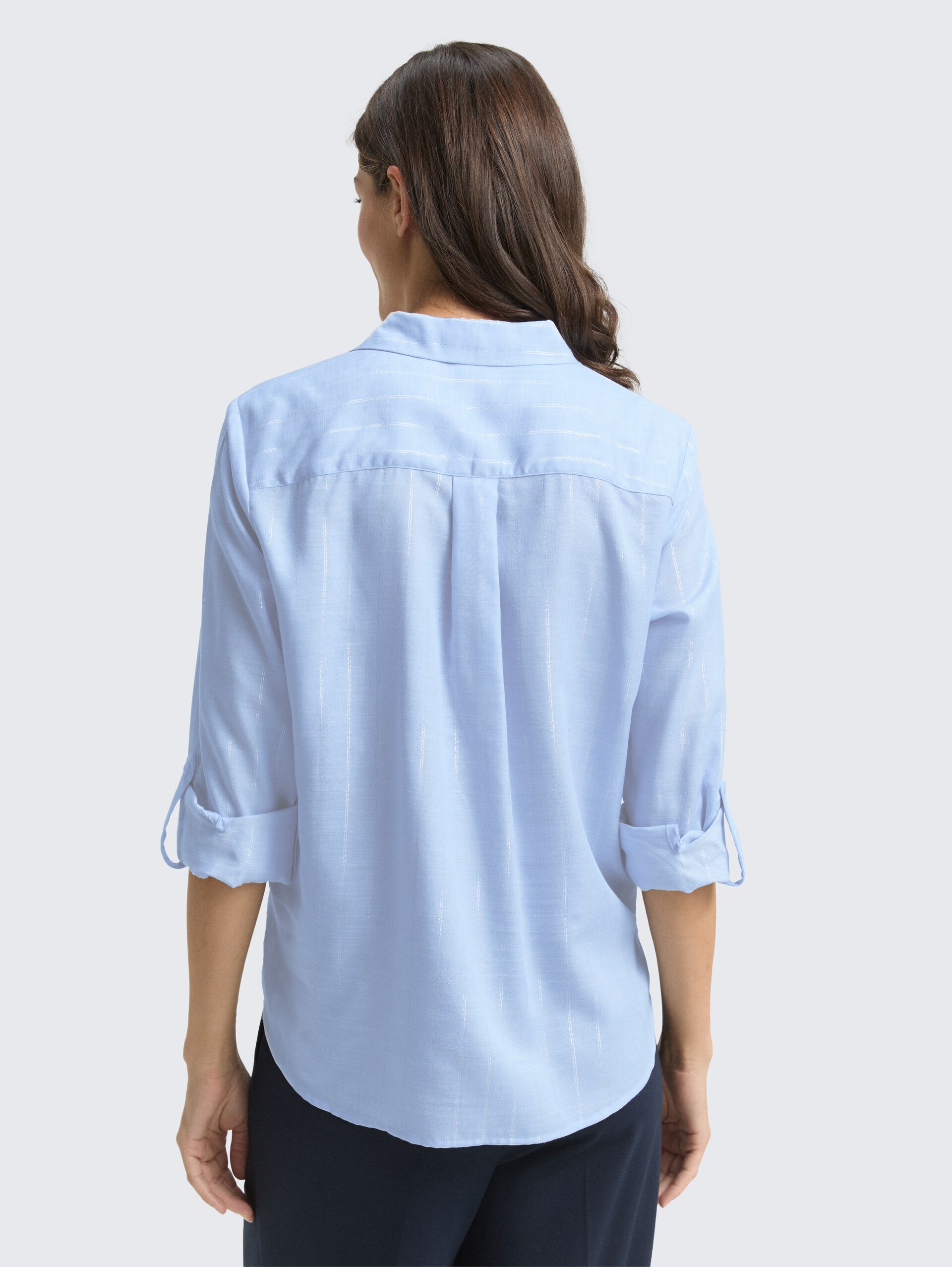 Bluse mit Streifen in Glitzer-Optik - blue pinstripe with lurex - Auschnitt Model-Rückansicht
