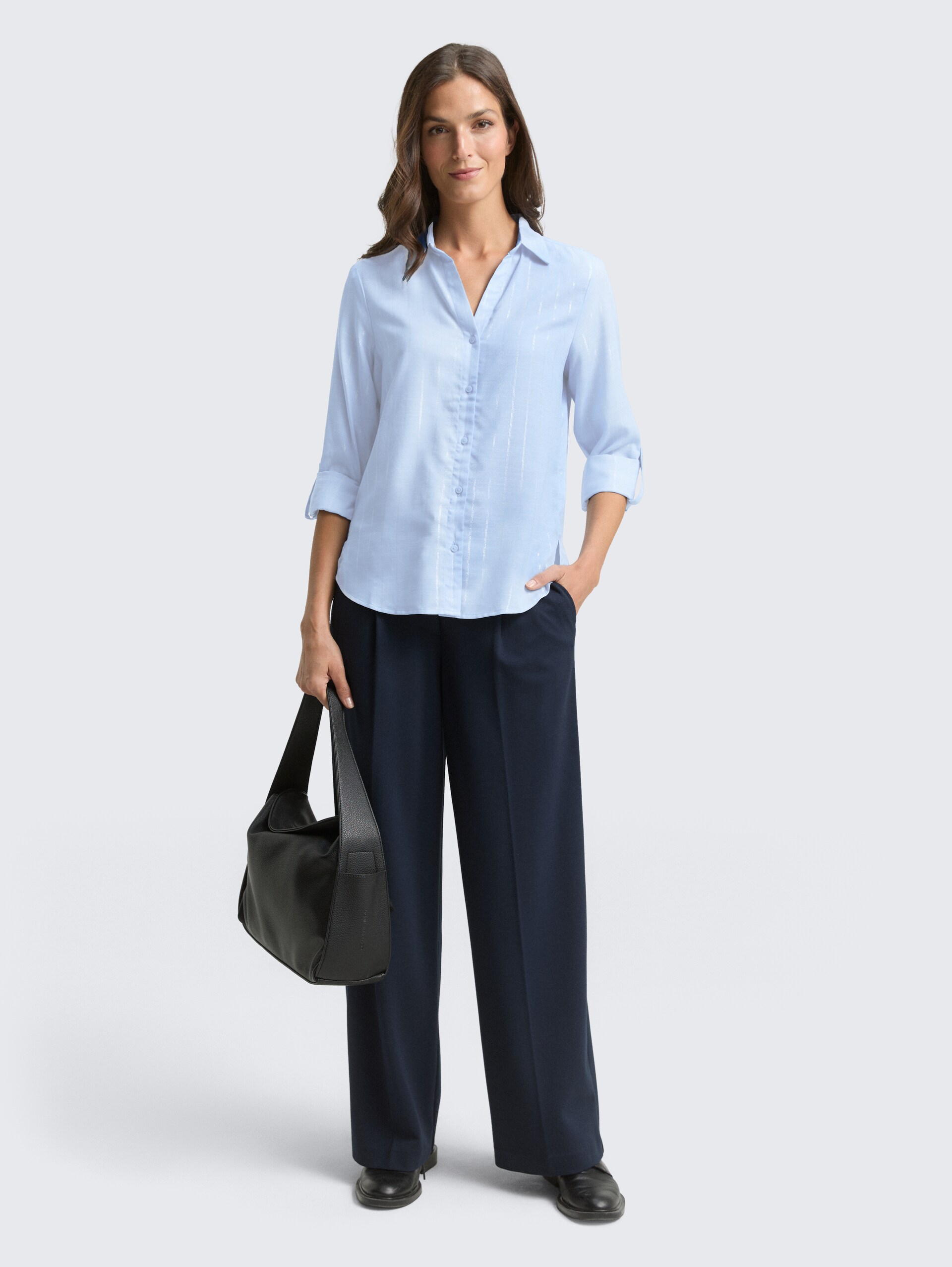 Bluse mit Streifen in Glitzer-Optik - blue pinstripe with lurex - Model-Vorderansicht