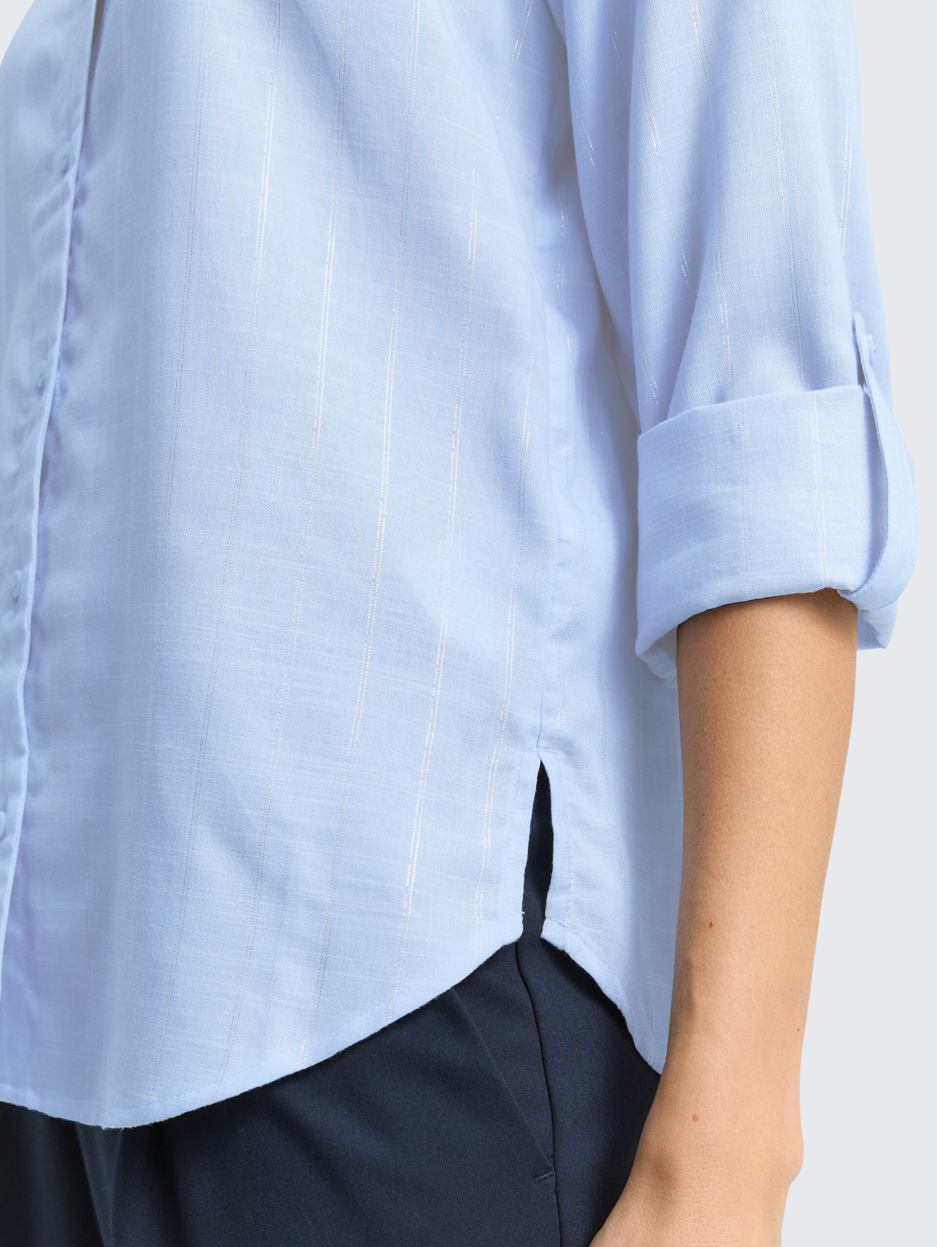 Bluse mit Streifen in Glitzer-Optik - blue pinstripe with lurex - Detail-Model-Ansicht