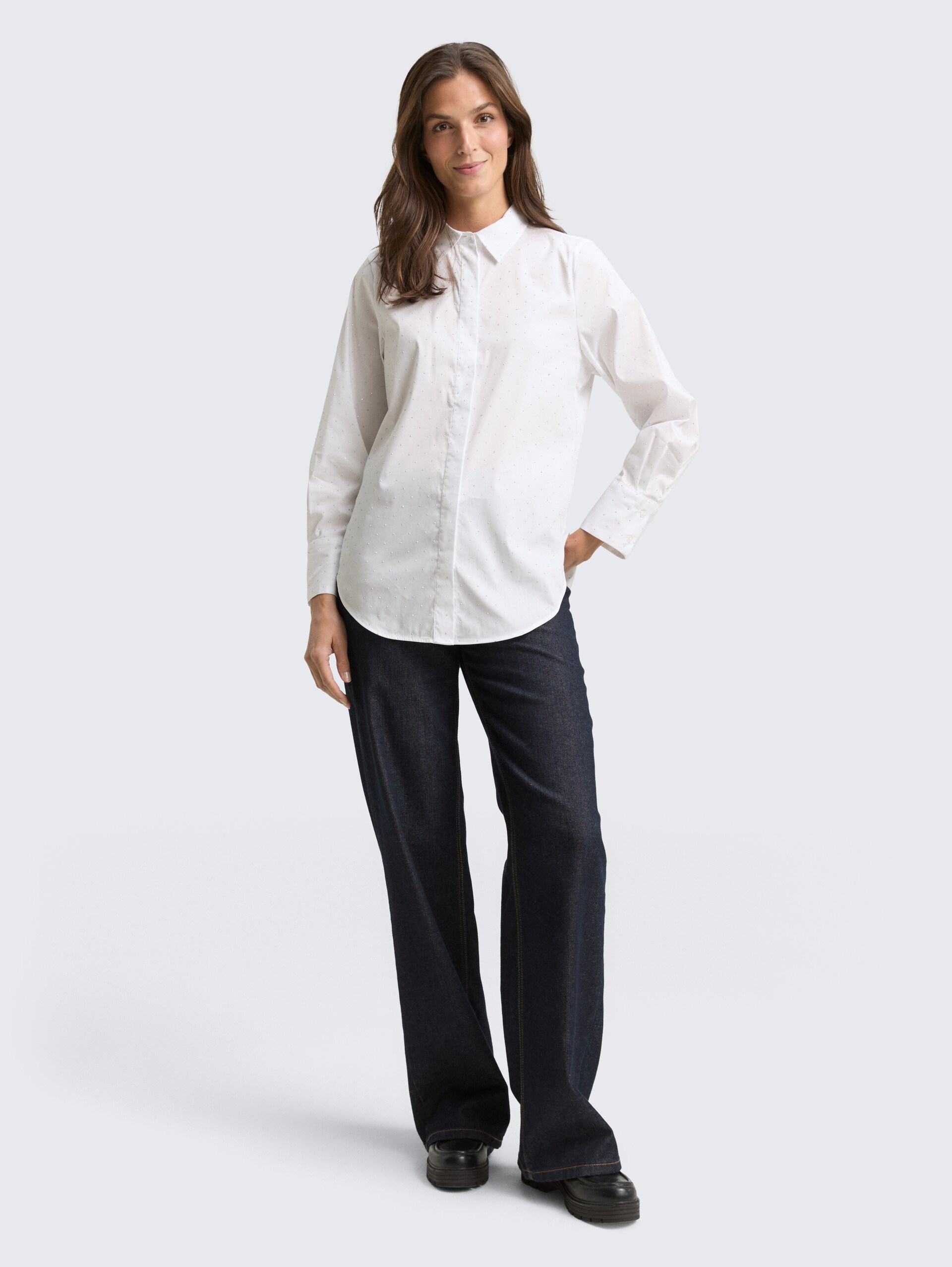 Loose Fit Bluse mit Strasssteinen - stones on solid - Model-Vorderansicht