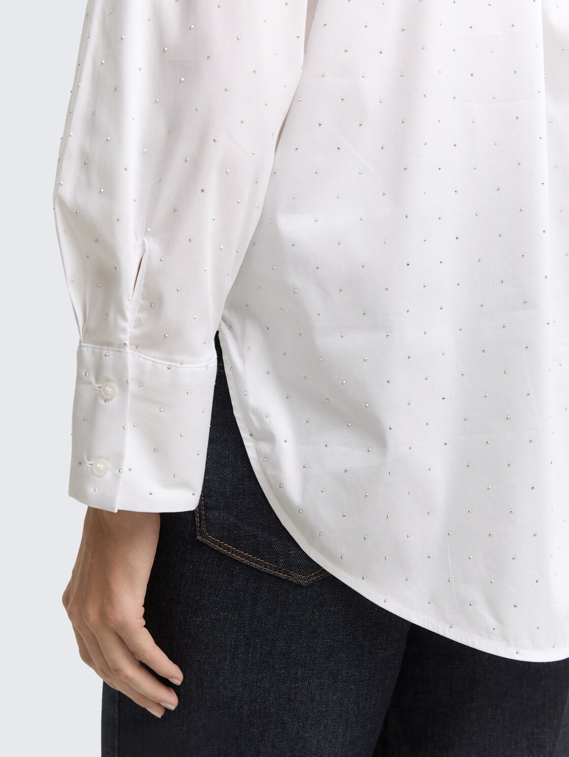 Loose Fit Bluse mit Strasssteinen - stones on solid - Detail-Model-Ansicht