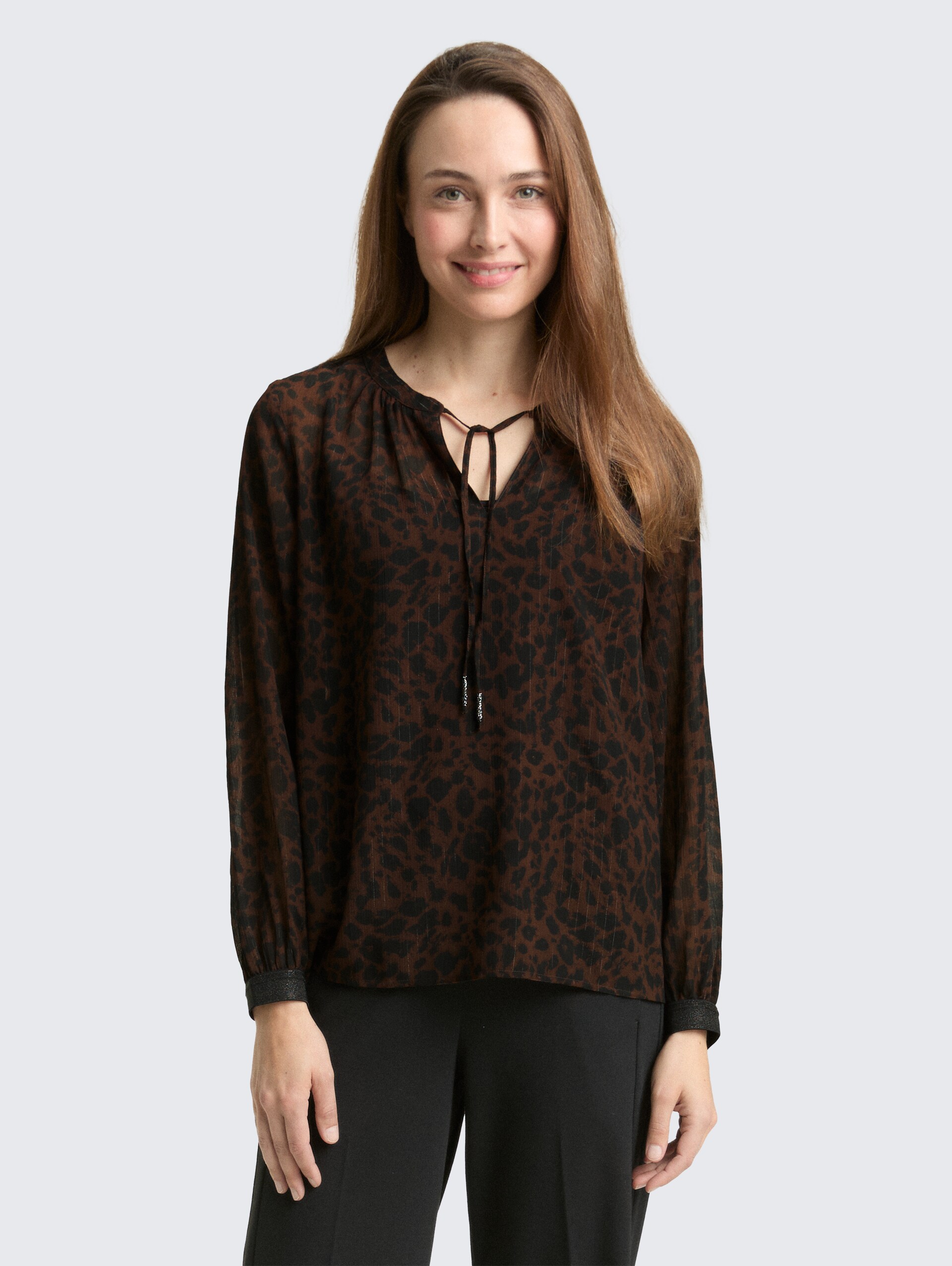 Chiffon Bluse mit Leo-Print - brown black small leo print - Ausschnitt Model-Vorderansicht