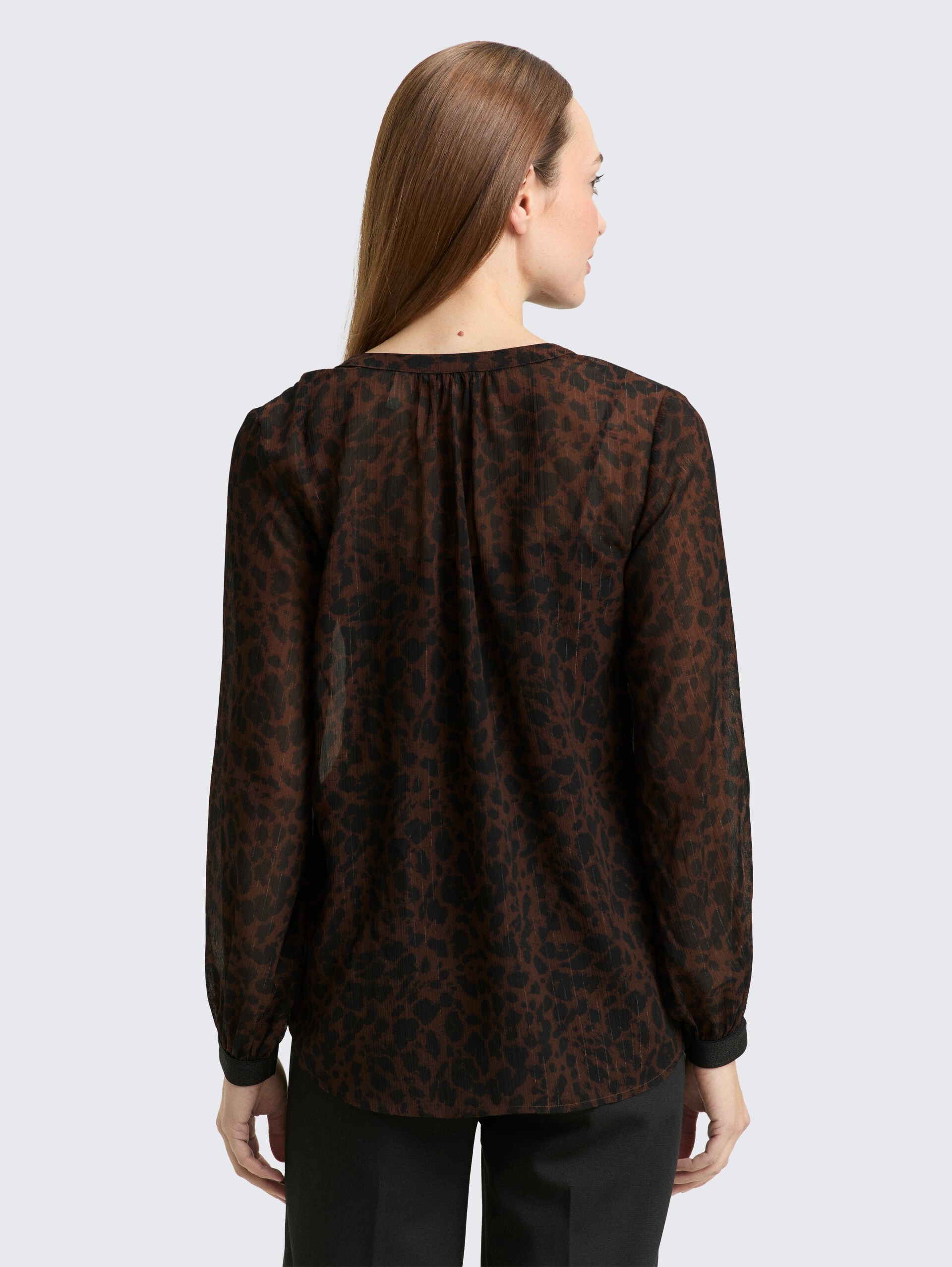 Chiffon Bluse mit Leo-Print - brown black small leo print - Auschnitt Model-Rückansicht
