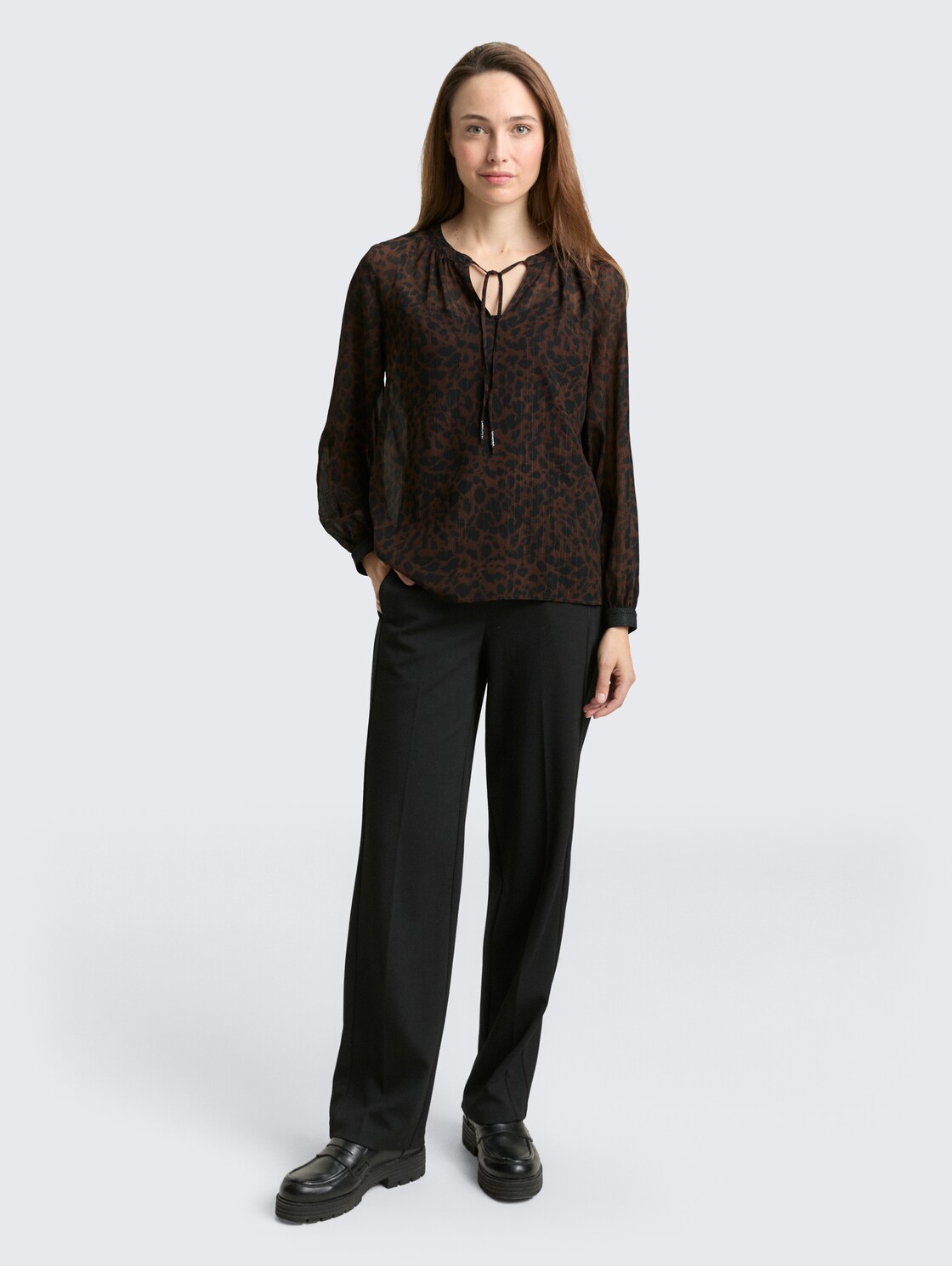 Chiffon Bluse mit Leo-Print - brown black small leo print - Model-Vorderansicht