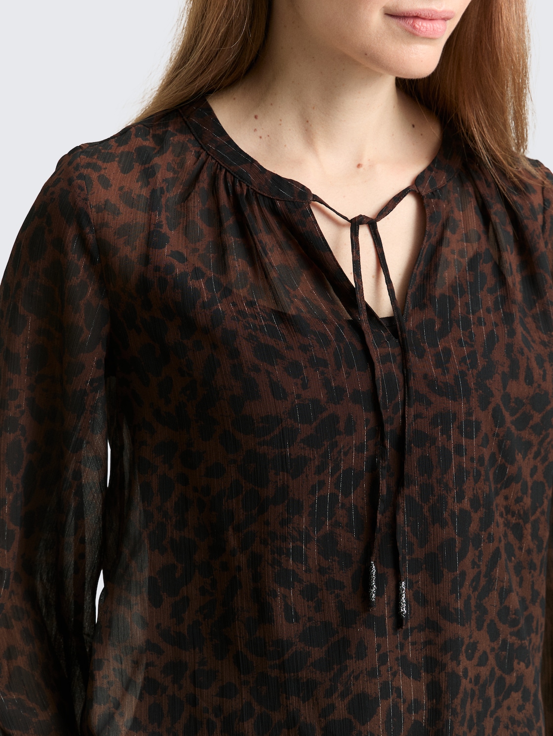Chiffon Bluse mit Leo-Print - brown black small leo print - Detail-Model-Ansicht