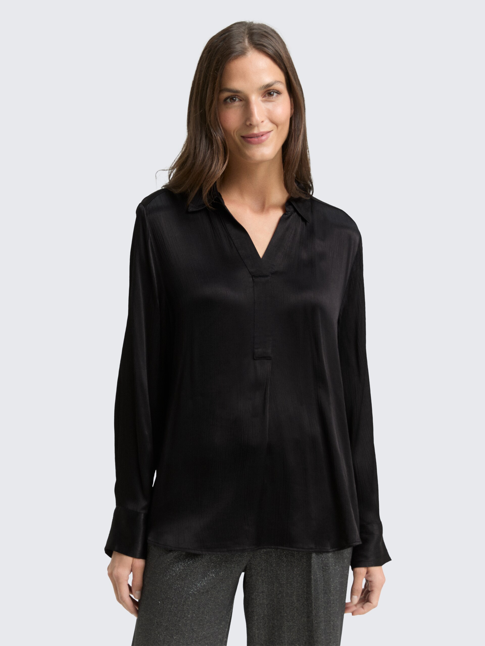 Crinkle Satinbluse - deep black - Ausschnitt Model-Vorderansicht
