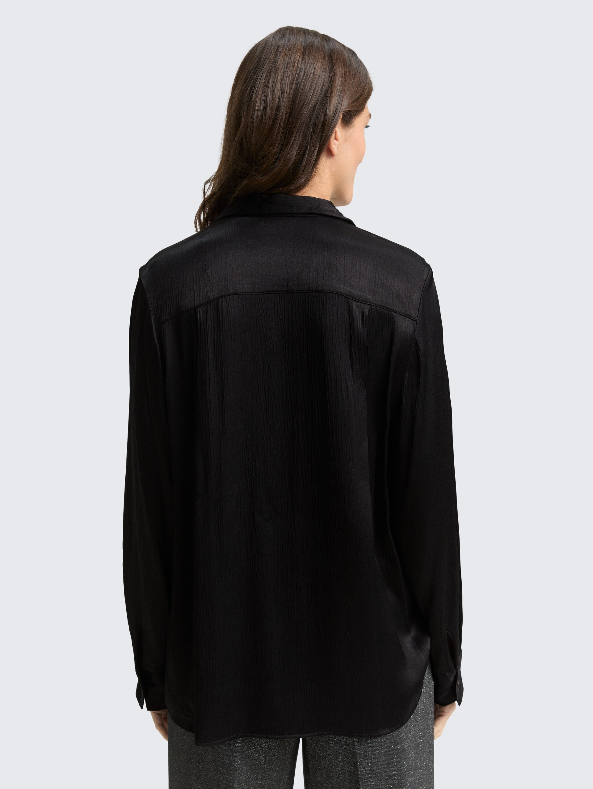 Crinkle Satinbluse - deep black - Auschnitt Model-Rückansicht