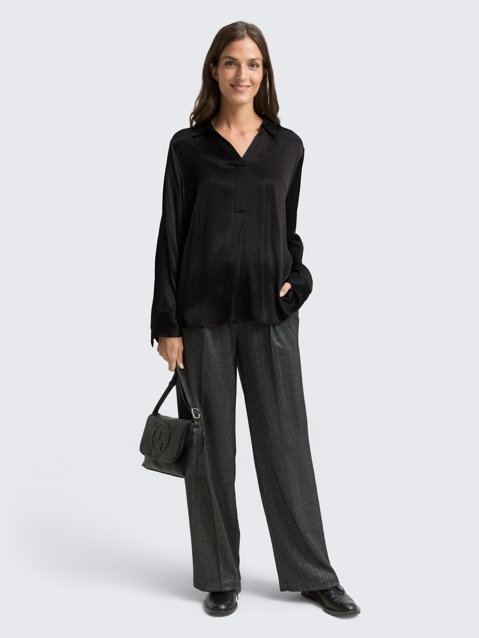 Crinkle Satinbluse - deep black - Model-Vorderansicht