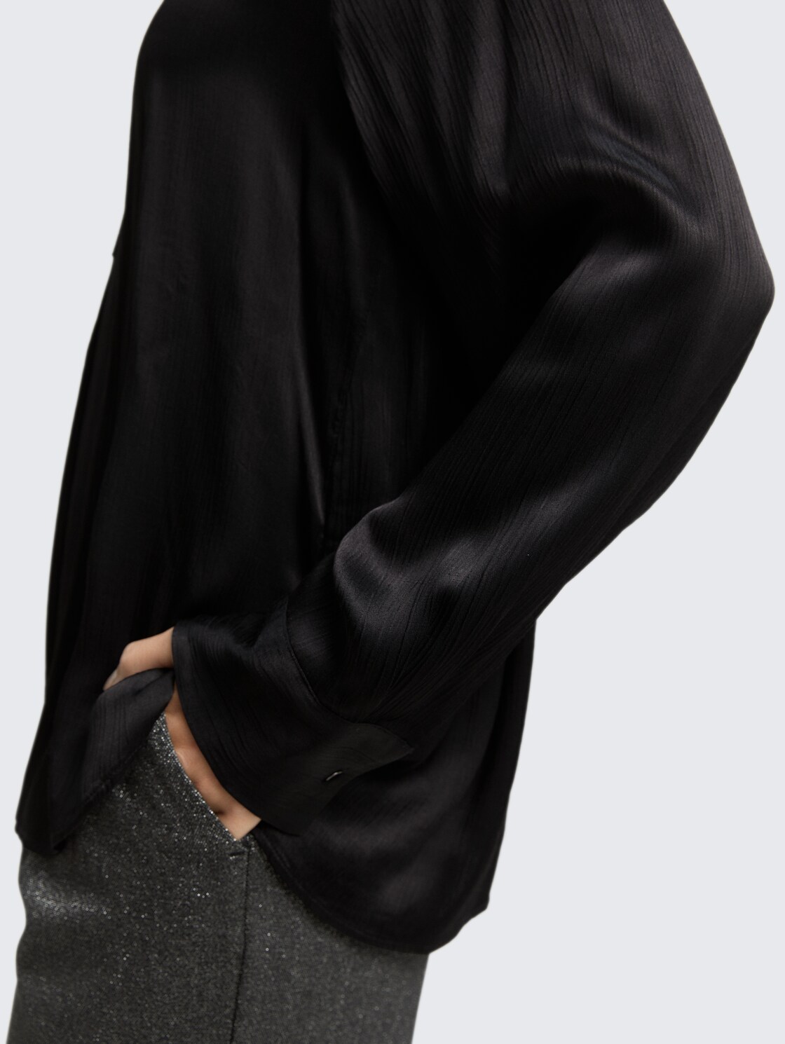 Crinkle Satinbluse - deep black - Detail-Model-Ansicht