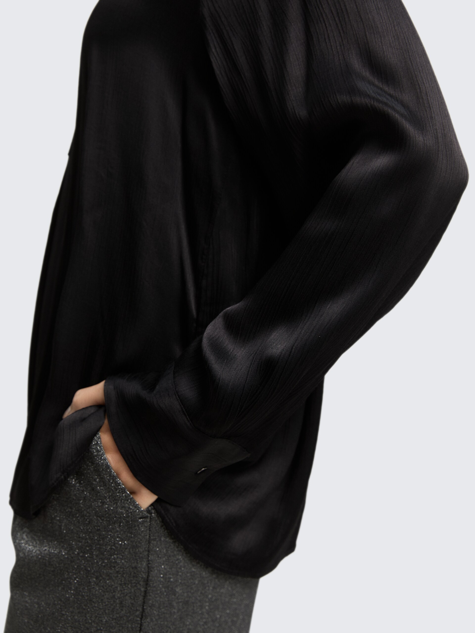 Crinkle Satinbluse - deep black - Detail-Model-Ansicht