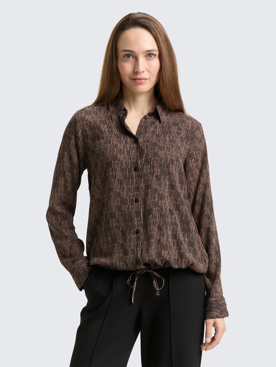Bluse mit Muster - irregular beige graphic design - Ausschnitt Model-Vorderansicht