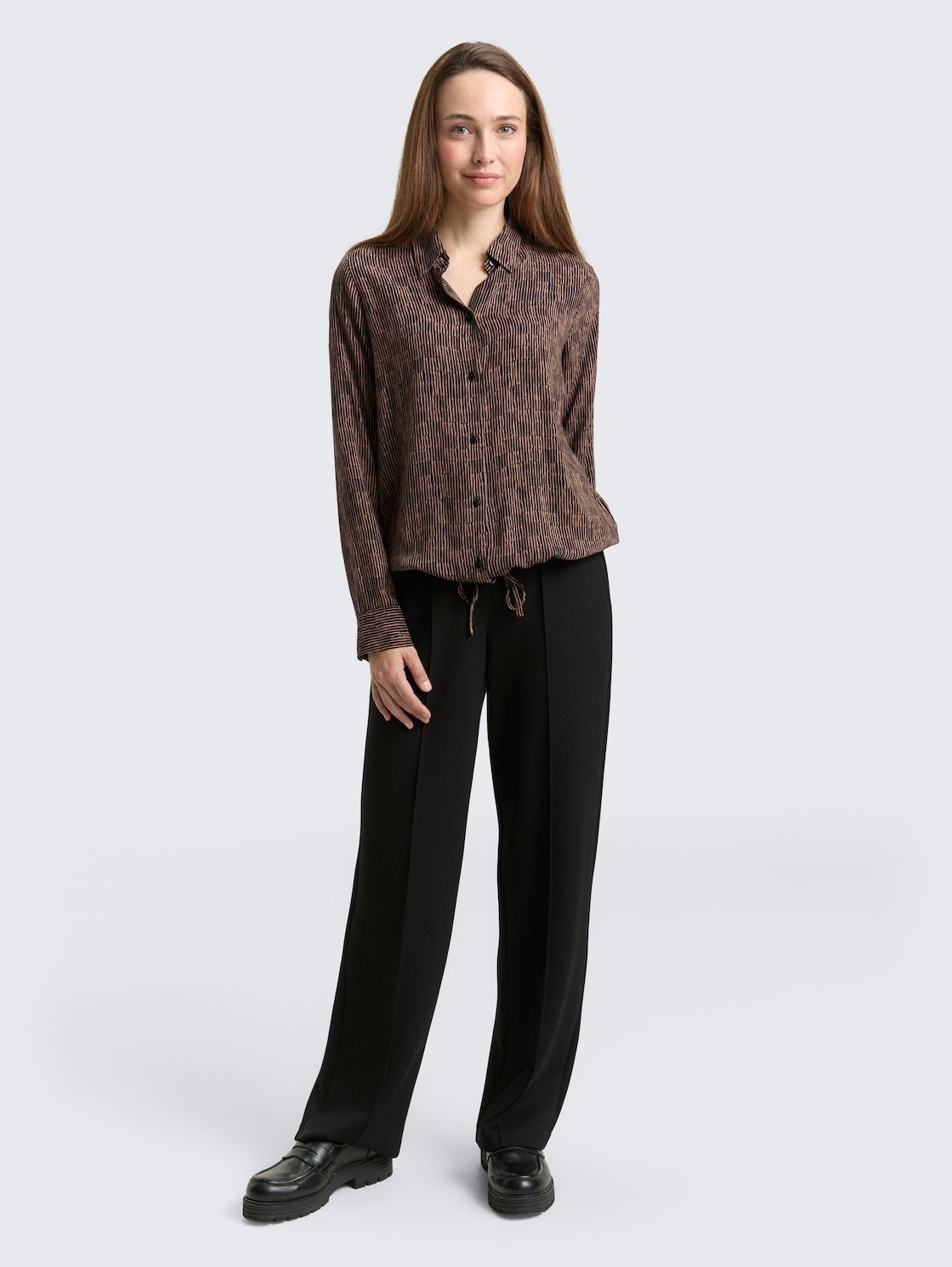 Bluse mit Muster - irregular beige graphic design - Model-Vorderansicht