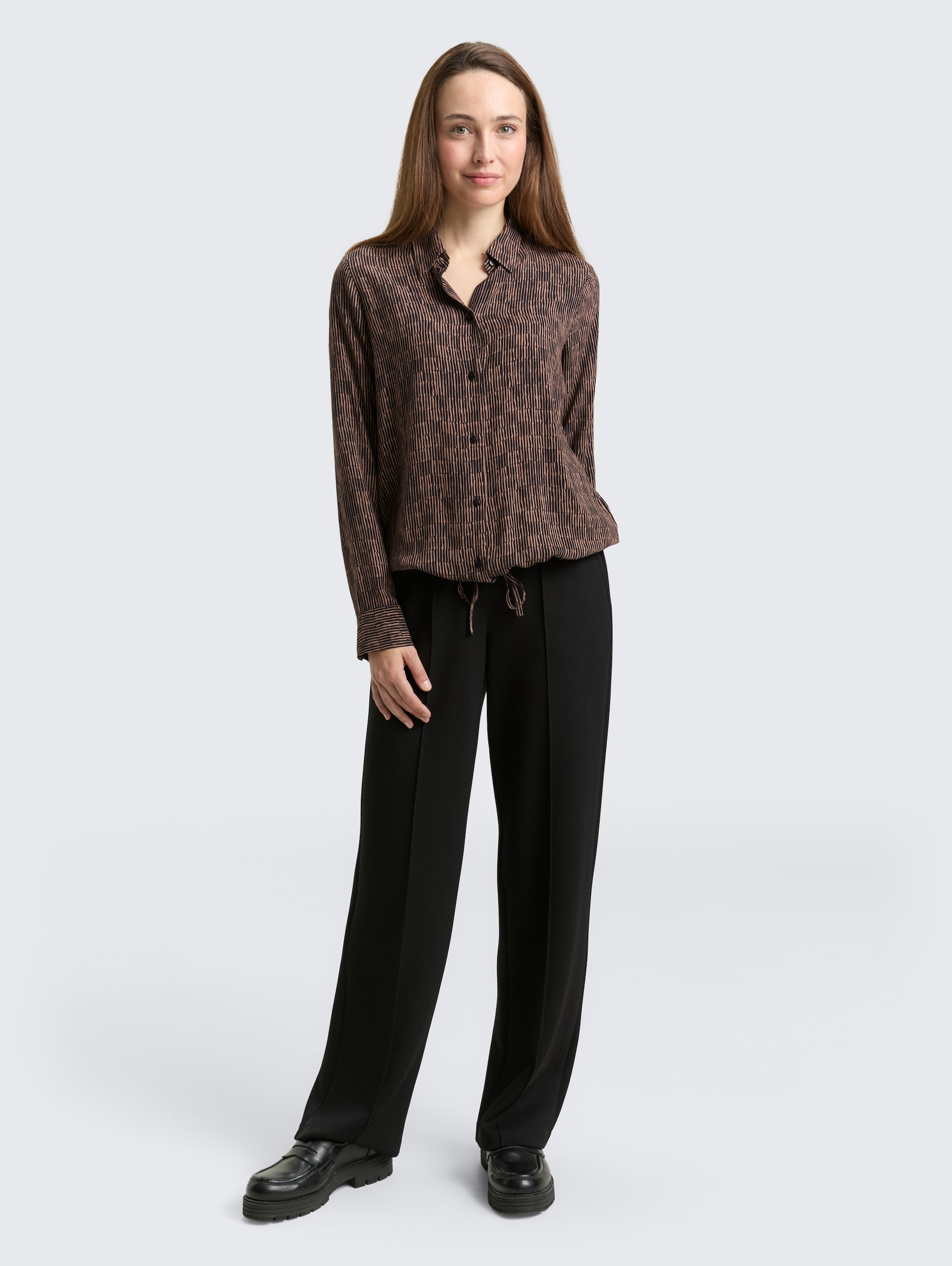 Bluse mit Muster - irregular beige graphic design - Model-Vorderansicht
