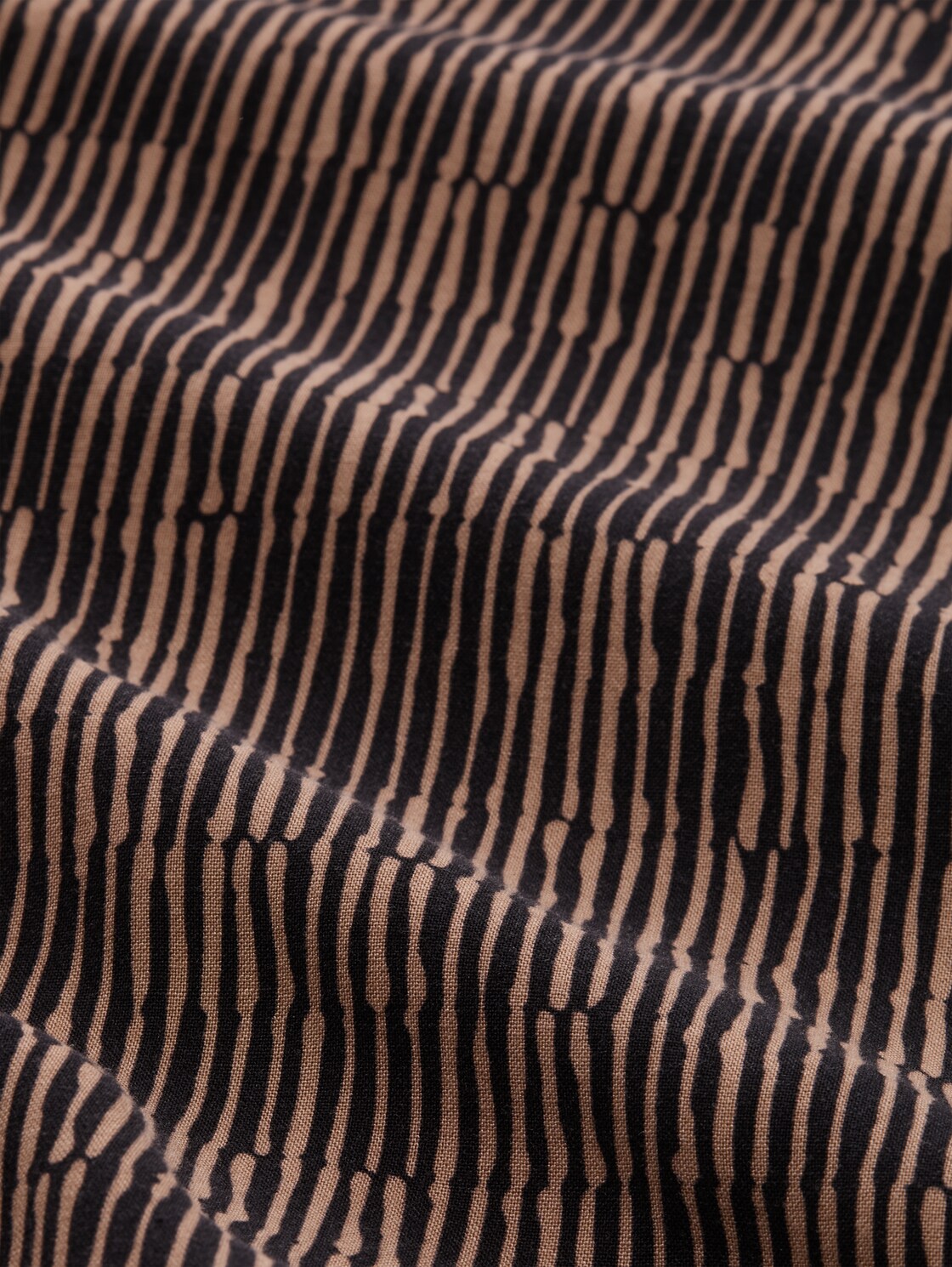 Bluse mit Muster - irregular beige graphic design - Material-Ansicht