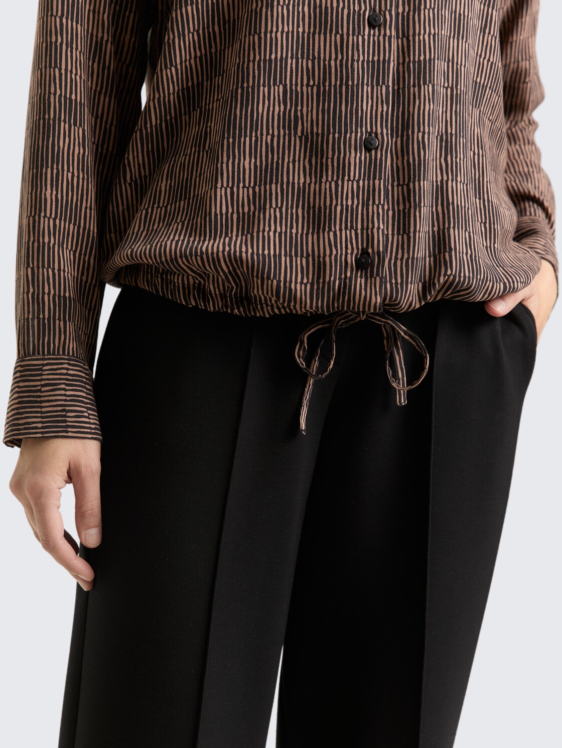 Bluse mit Muster - irregular beige graphic design - Detail-Model-Ansicht