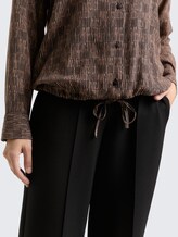 Bluse mit Muster - irregular beige graphic design - Detail-Model-Ansicht