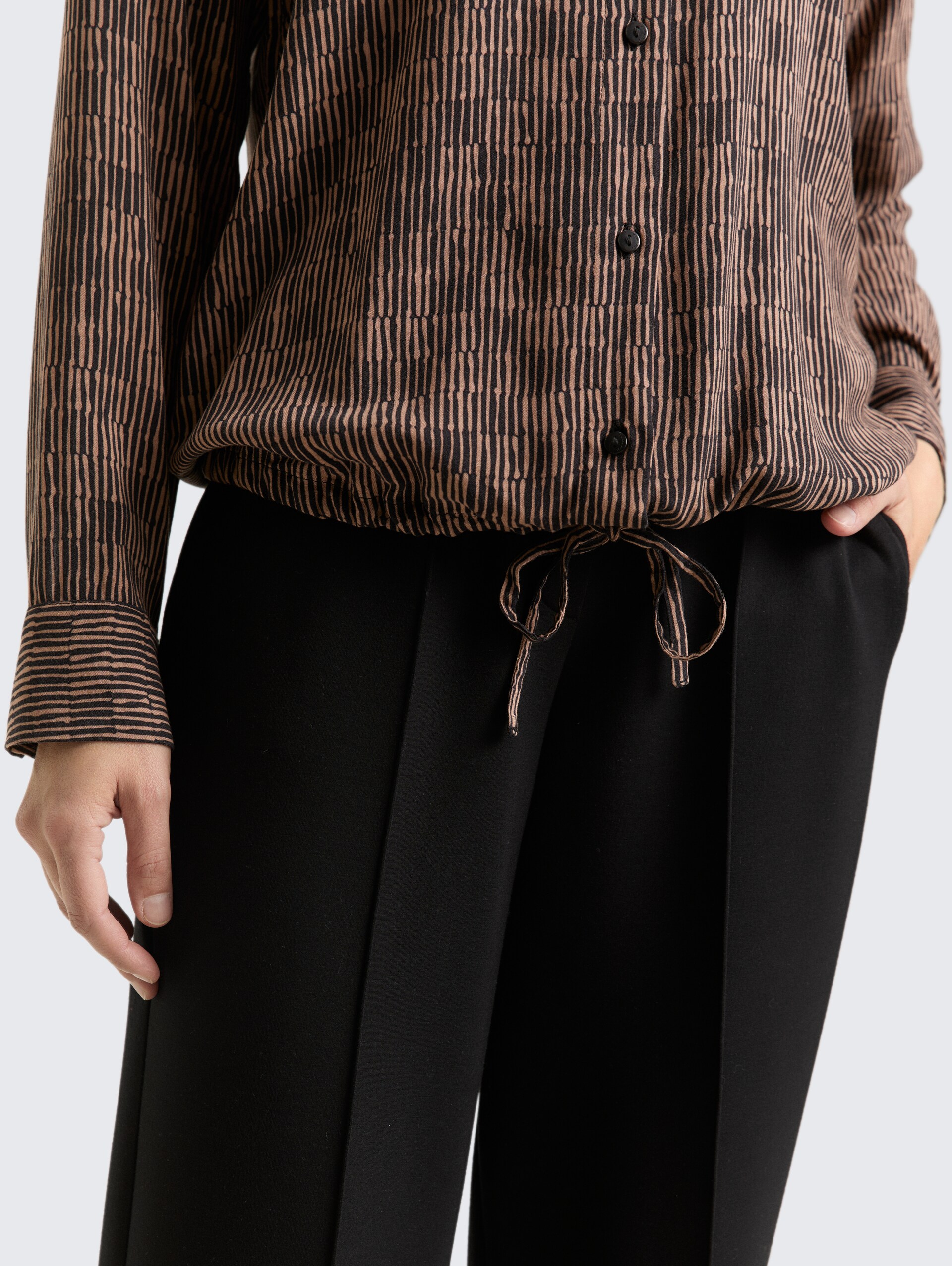 Bluse mit Muster - irregular beige graphic design - Detail-Model-Ansicht