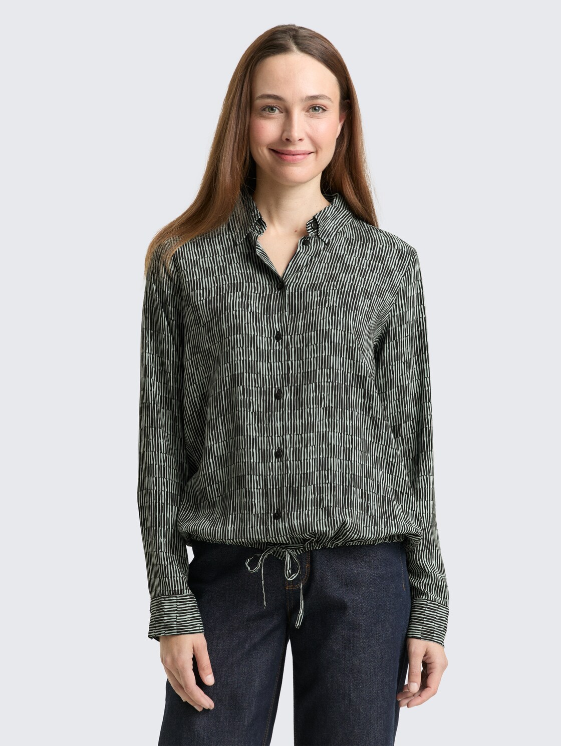 Bluse mit Muster - irregular moss graphic design - Ausschnitt Model-Vorderansicht