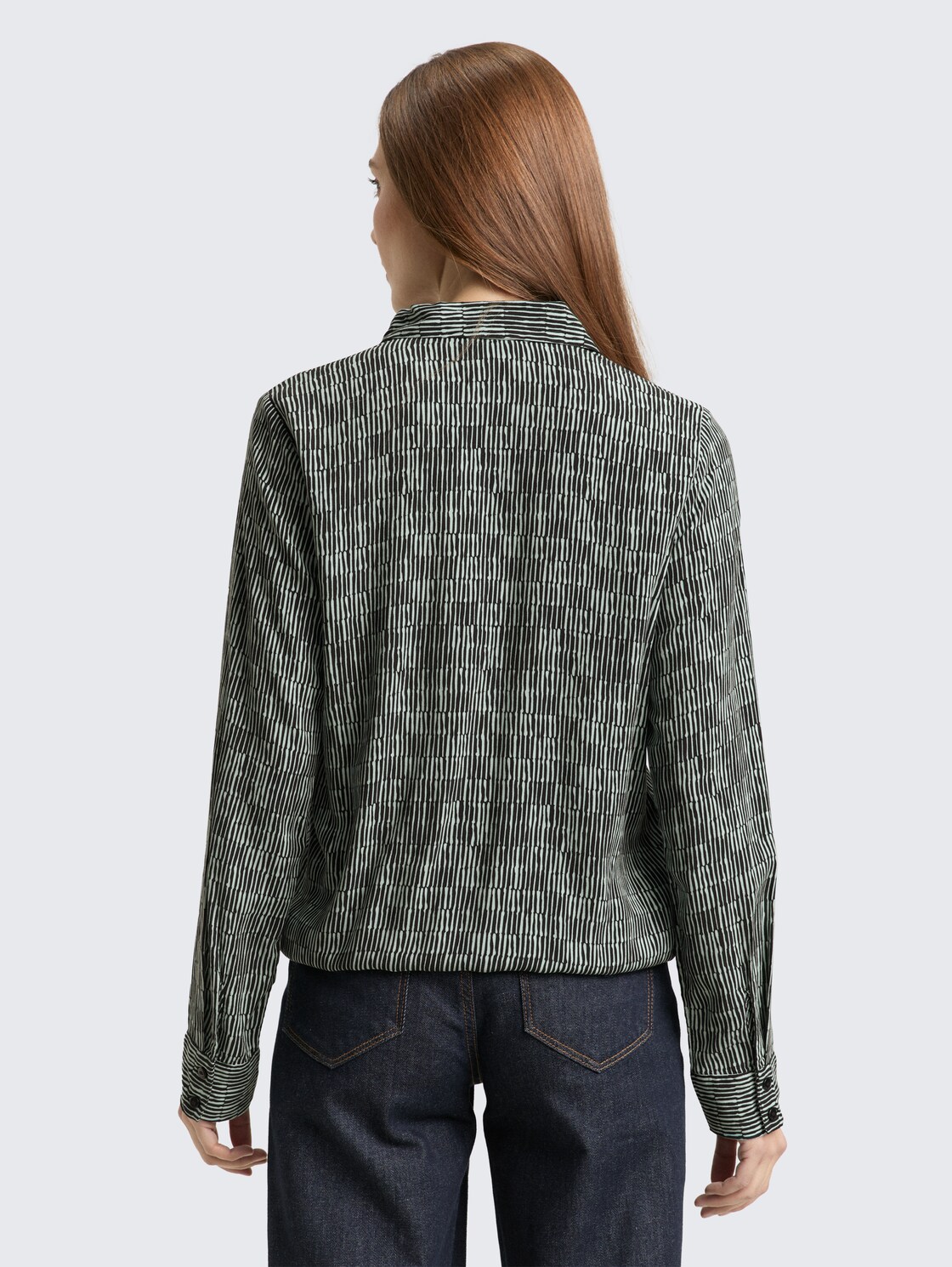 Bluse mit Muster - irregular moss graphic design - Auschnitt Model-Rückansicht